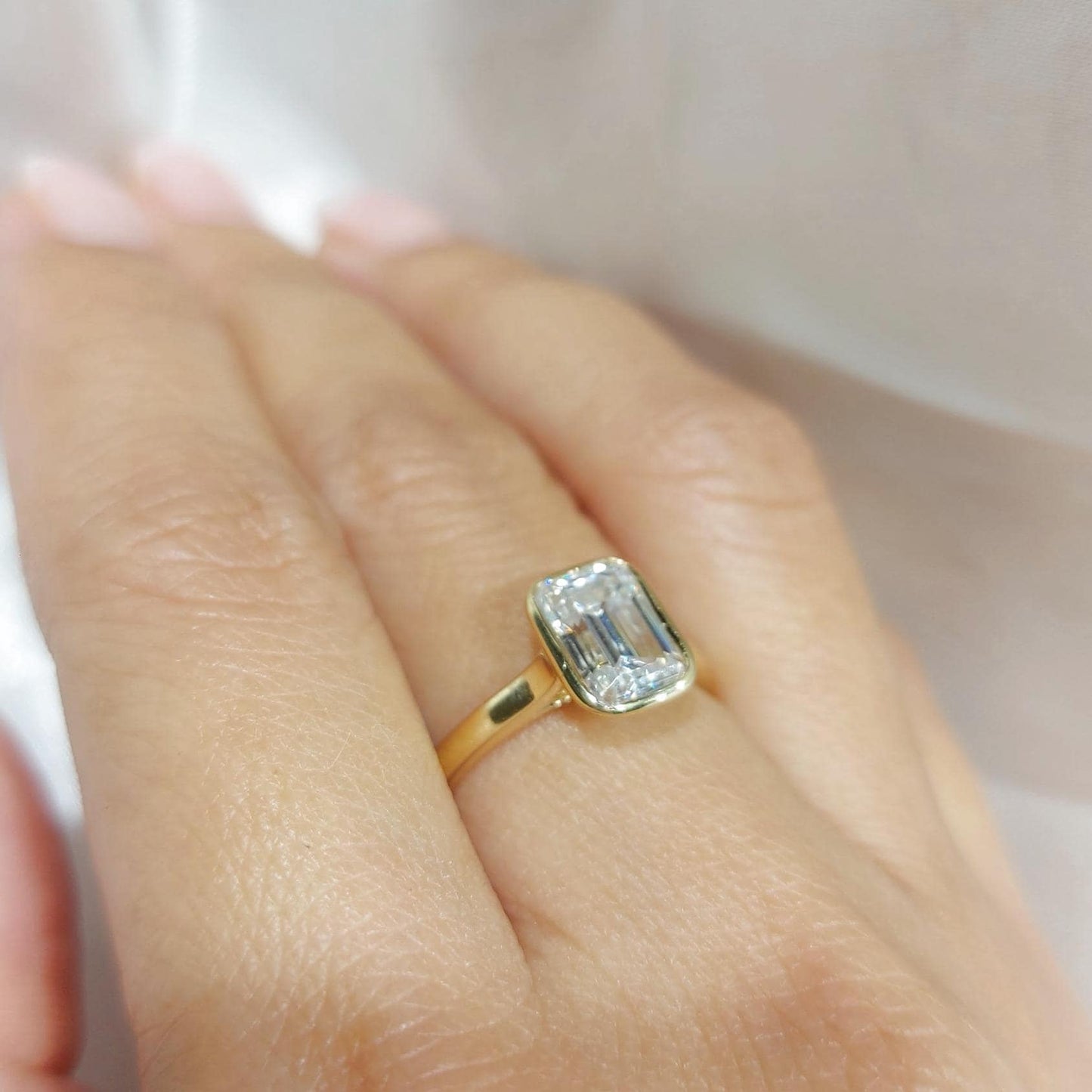 Bague de fiançailles solitaire émeraude en diamant émeraude et moissanite de 2 ct Emerald cut 1Ct Moissanite taille brillant engagement ring in Gold or Platinum — custom handcrafted by Forever For Love