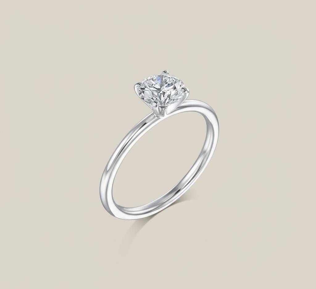 1 Karat runder Labor-Diamant-Solitär-Verlobungsring Round cut Moissanite engagement ring in 935 Argentium Silber — custom handcrafted by Forever For Love