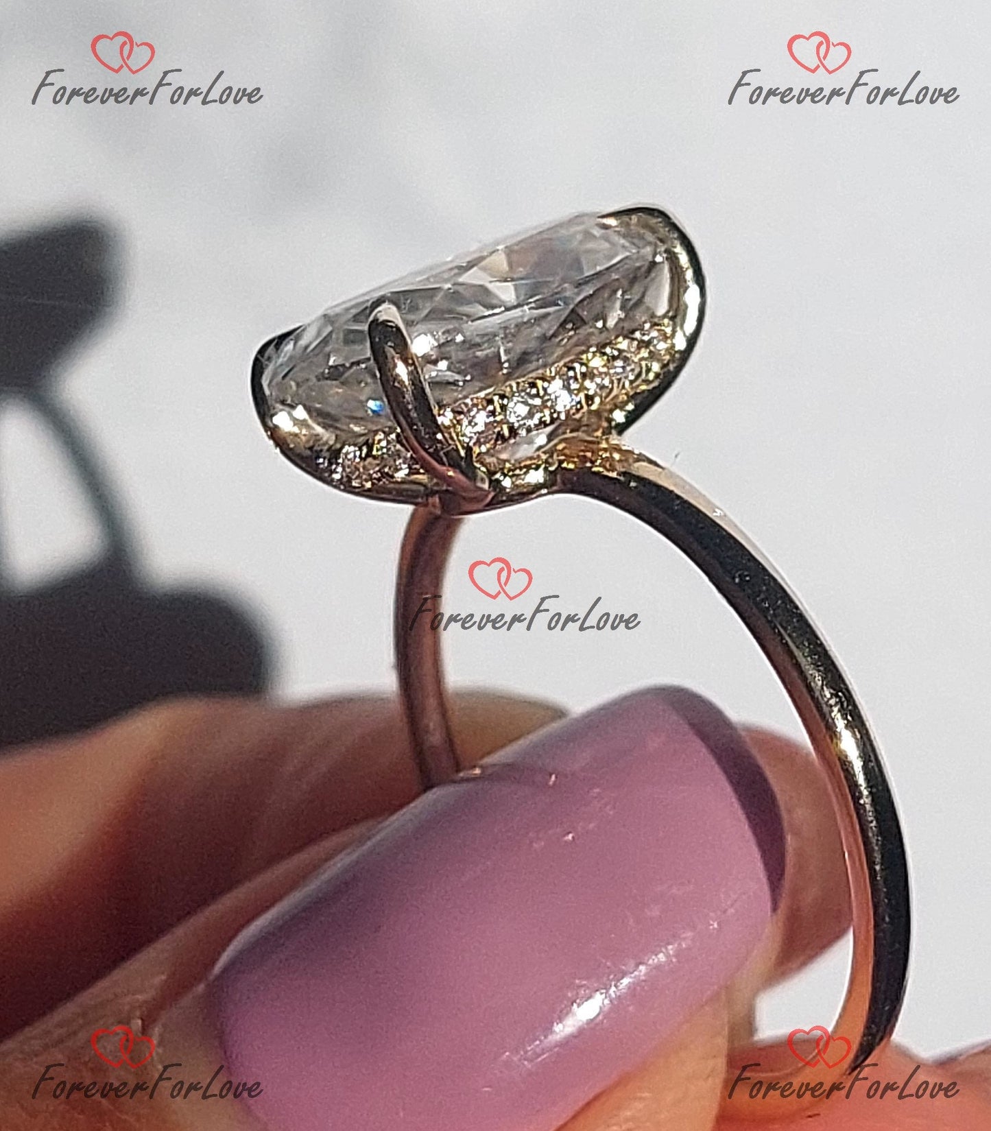 4,5 Karat ovaler Moissanit-Verlobungsring mit verstecktem Halo Oval cut Moissanite engagement ring in 935 Argentium Silber — custom handcrafted by Forever For Love