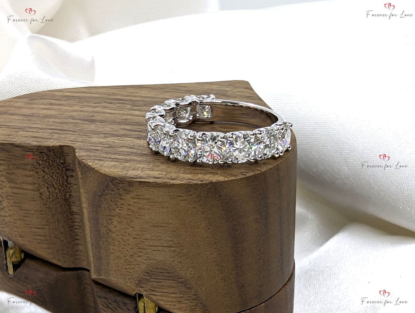 Alliance en or avec diamants ronds de 4 mm créés en laboratoire pour femmes, demi-alliance en diamants, diamants de laboratoire EF/VS, anneau empilable, cadeau d'anniversaire Round cut Moissanite taille brillant engagement ring in Gold or Platinum — custom handcrafted by Forever For Love