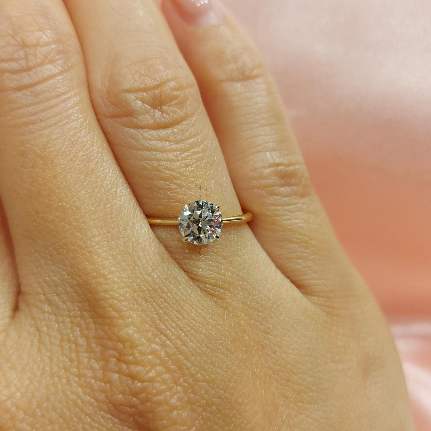 Bague de fiançailles solitaire en diamant de laboratoire rond de 0,8 carat Round cut 1Ct Moissanite Taille Brillant engagement ring in Gold or Platinum — custom handcrafted by Forever For Love