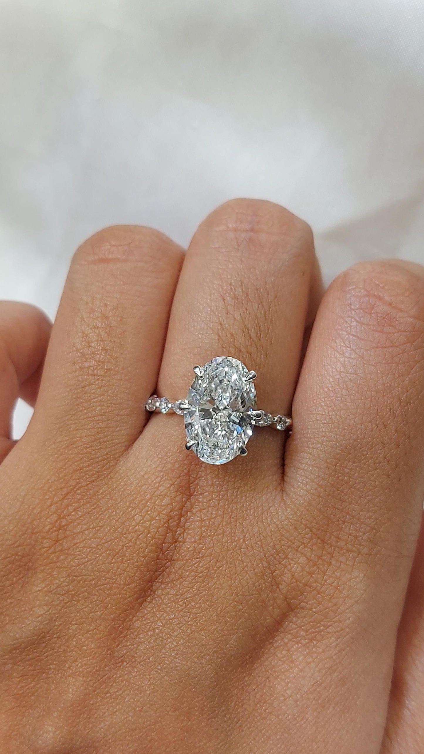 Bague de Fiançailles Solitaire Ovale Diamant de Laboratoire 4,5 Ct avec Halo Caché Oval cut 1Ct Moissanite taille brillant engagement ring in Gold or Platinum — custom handcrafted by Forever For Love