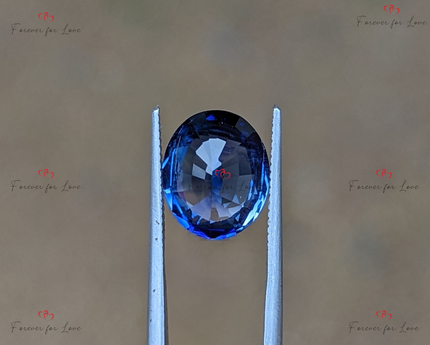 Ein natürlicher, eleganter, wärmebehandelter, erdeigener Ceylon-Saphir in Königsblau im Ovalschliff. Moissanite engagement ring in Gold or Platinum — custom handcrafted by Forever For Love