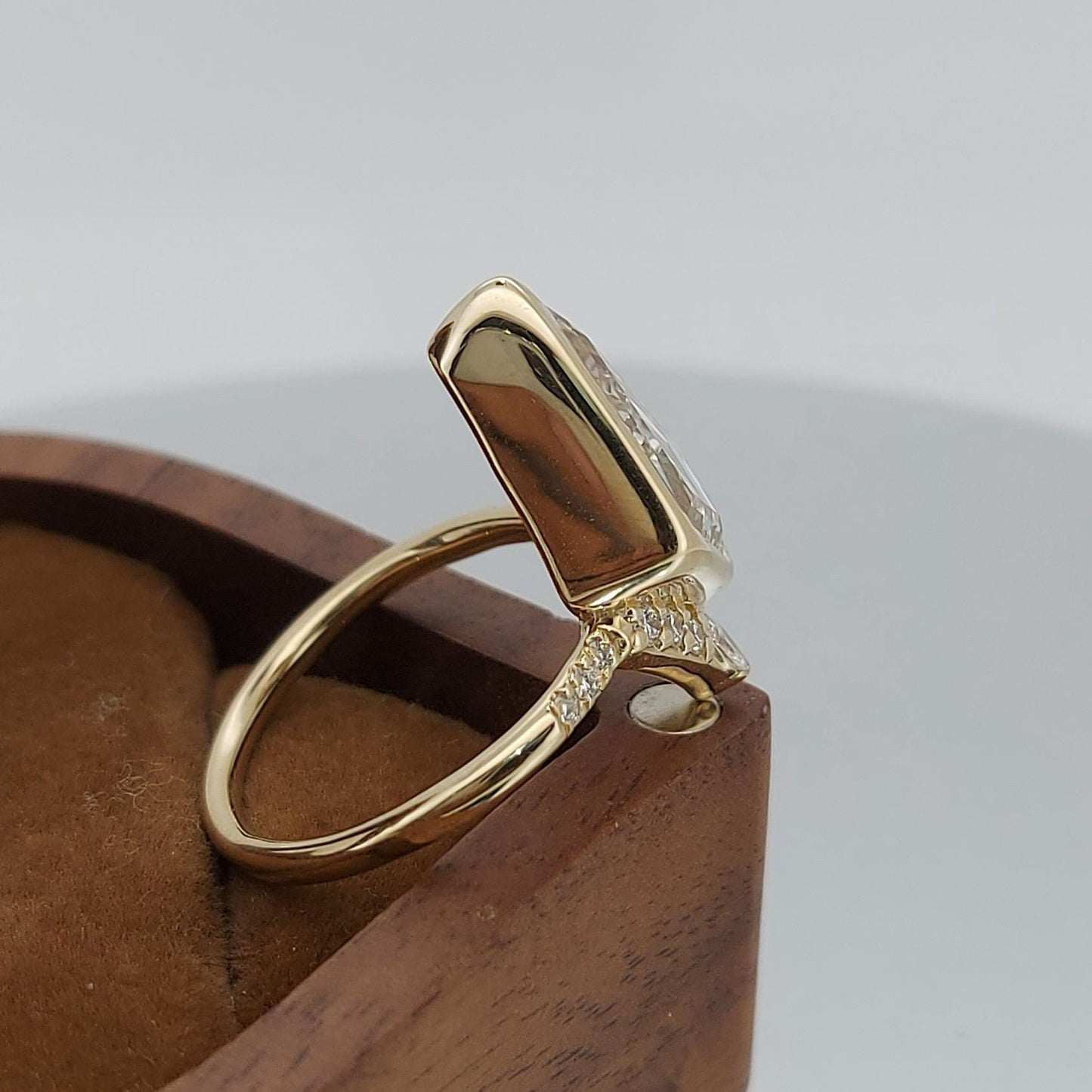 Bague Solitaire en Diamant de Laboratoire de 3 carats Taille Cerf-Volant Certifié IGI Kite cut 1Ct Moissanite taille brillant engagement ring in Gold or Platinum — custom handcrafted by Forever For Love