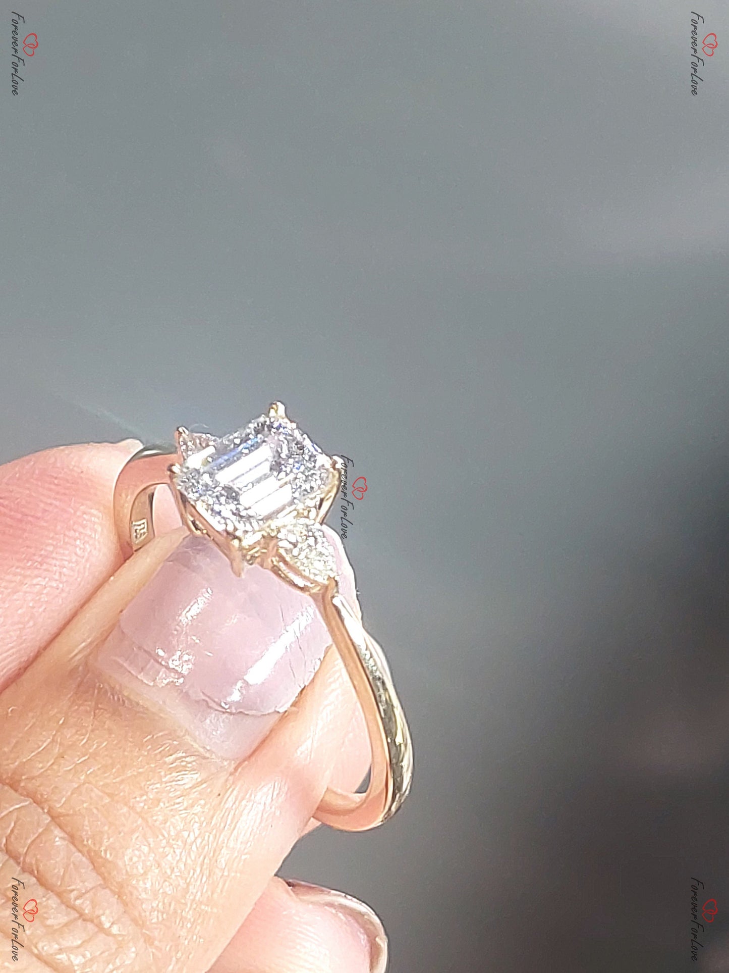 Smaragd-Labordiamant, Dreistein-Verlobungsring mit Smaragd Emerald cut Moissanite engagement ring in Gold or Platinum — custom handcrafted by Forever For Love