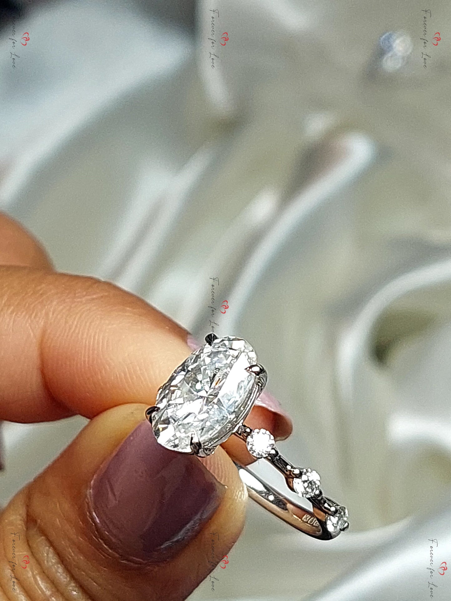 2,5 Karat ovaler Moissanit-Verlobungsring Oval cut Moissanite engagement ring in 935er Argentium Silber — custom handcrafted by Forever For Love