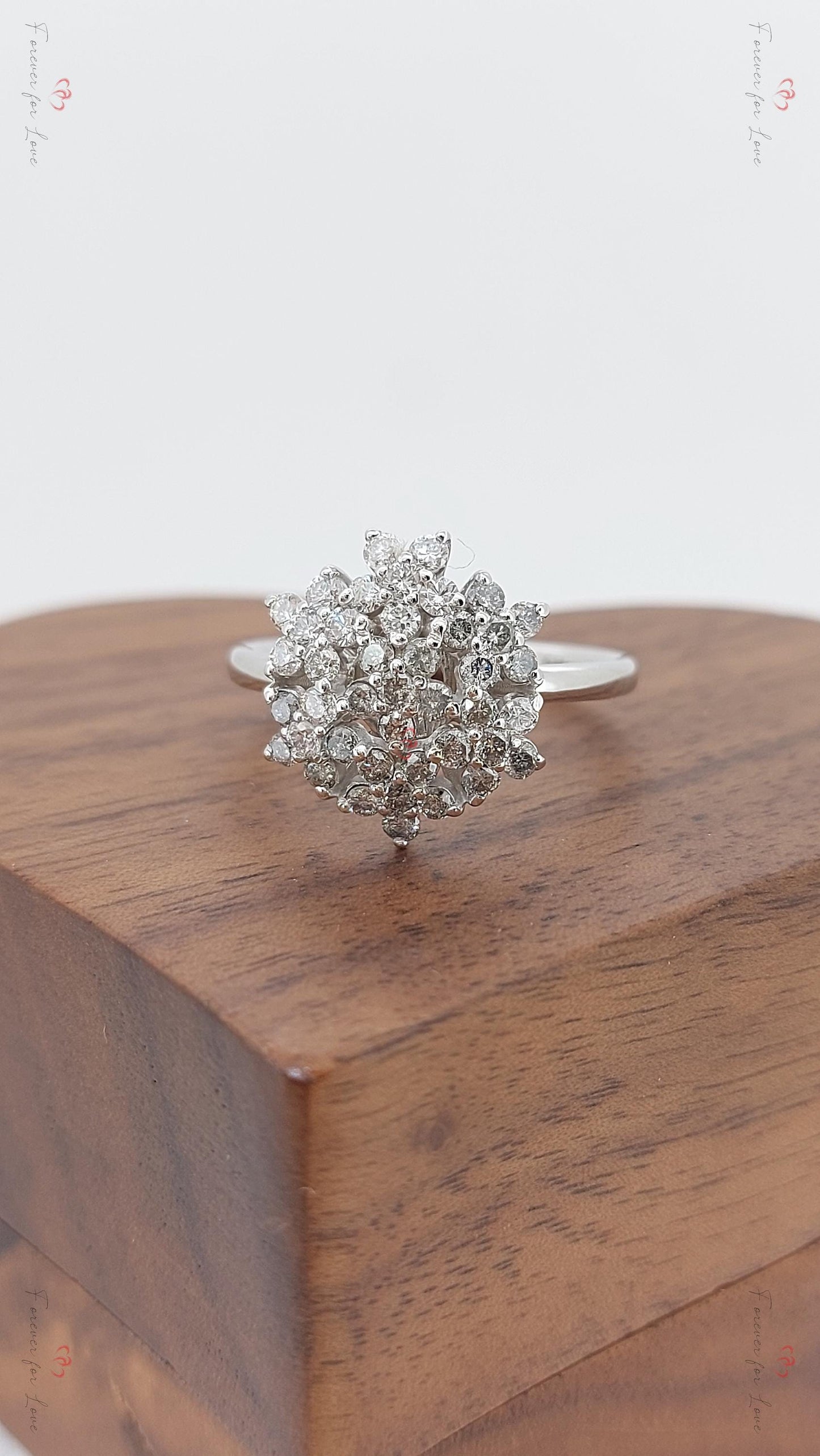 2 Karat runder Labor-Diamant-Solitärring mit Seitensteinen Round cut Moissanite engagement ring in 935 Argentium Silber — custom handcrafted by Forever For Love