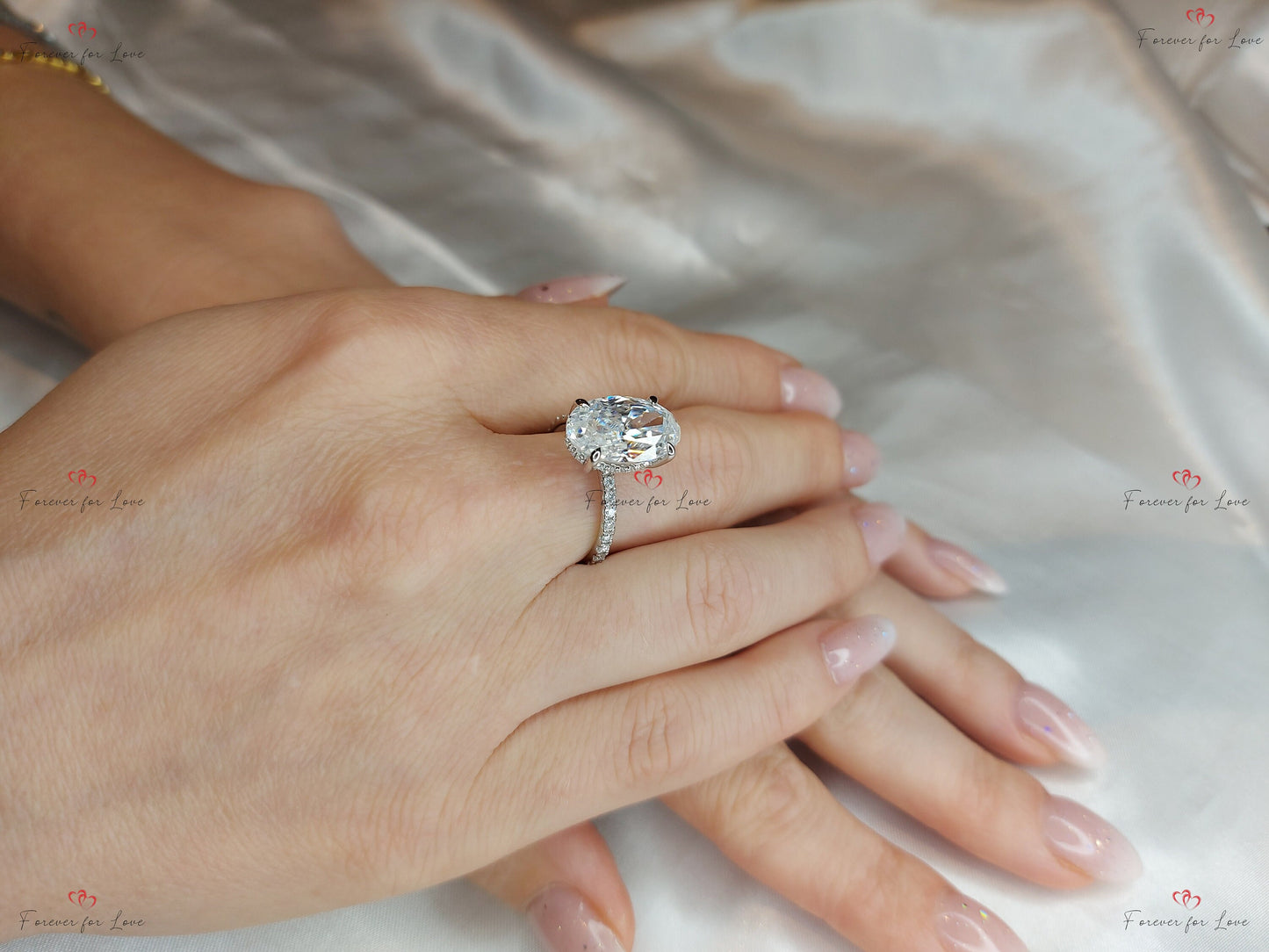 Oval-Verlobungsring/ 7 Karat Crushed Ice Oval 14*9mm Moissanit, verdeckter Diamant-Halo-Ring. Oval cut Moissanite engagement ring in 935er Argentium Silber — custom handcrafted by Forever For Love