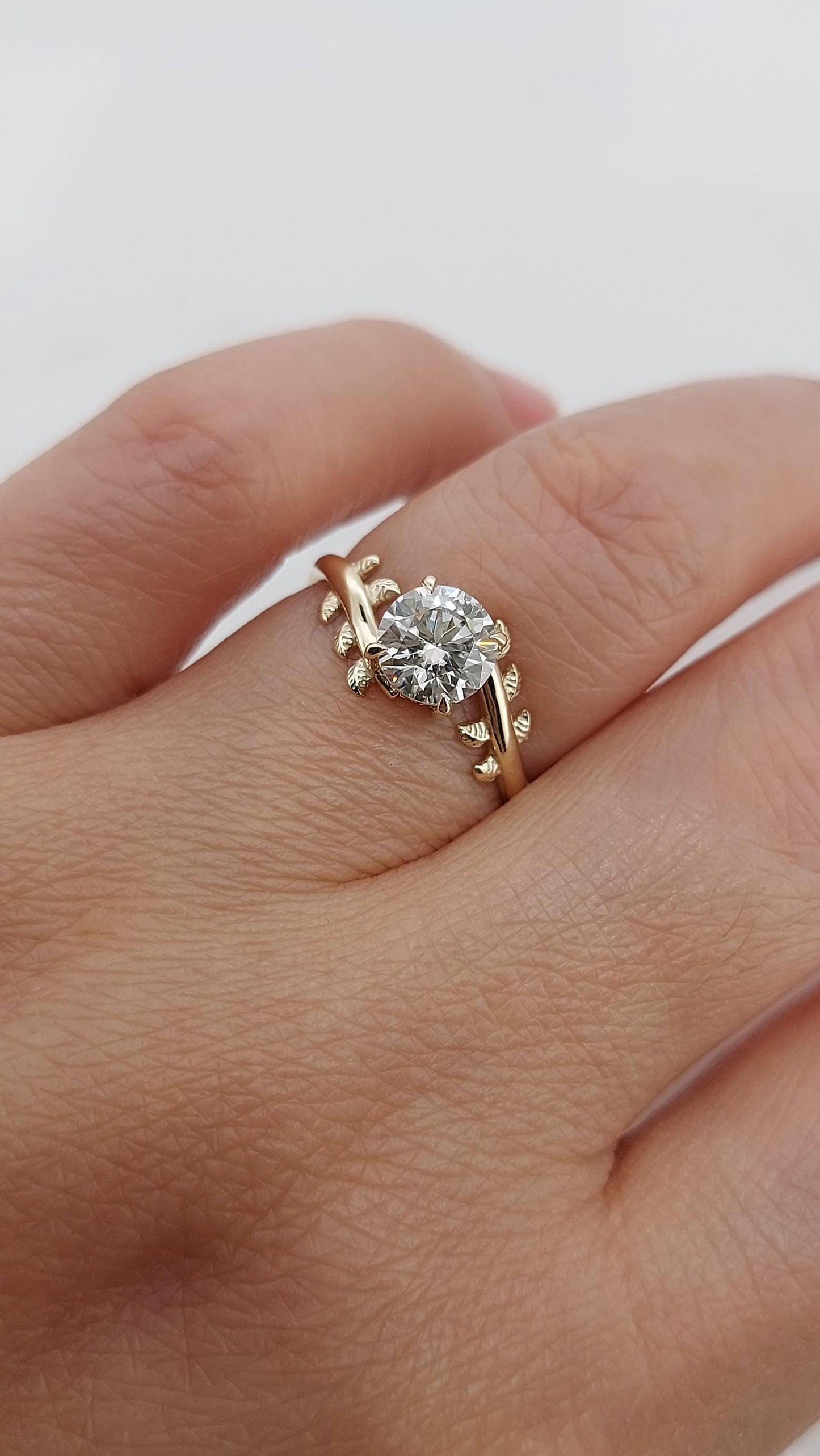 Runder Diamant, Moissanit Eternity-Ring Round cut Moissanite engagement ring in 935 Argentium Silber — custom handcrafted by Forever For Love