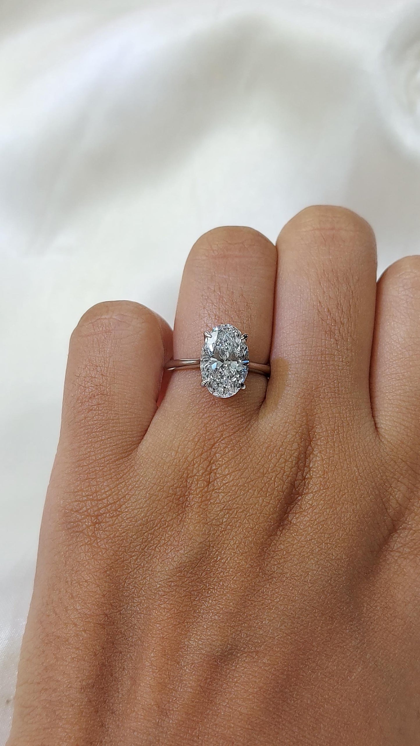 3.1 Karat IGI zertifizierter ovaler Labordiamant Solitär-Verlobungsring Oval cut Moissanite engagement ring in 935 Argentium Silber — custom handcrafted by Forever For Love