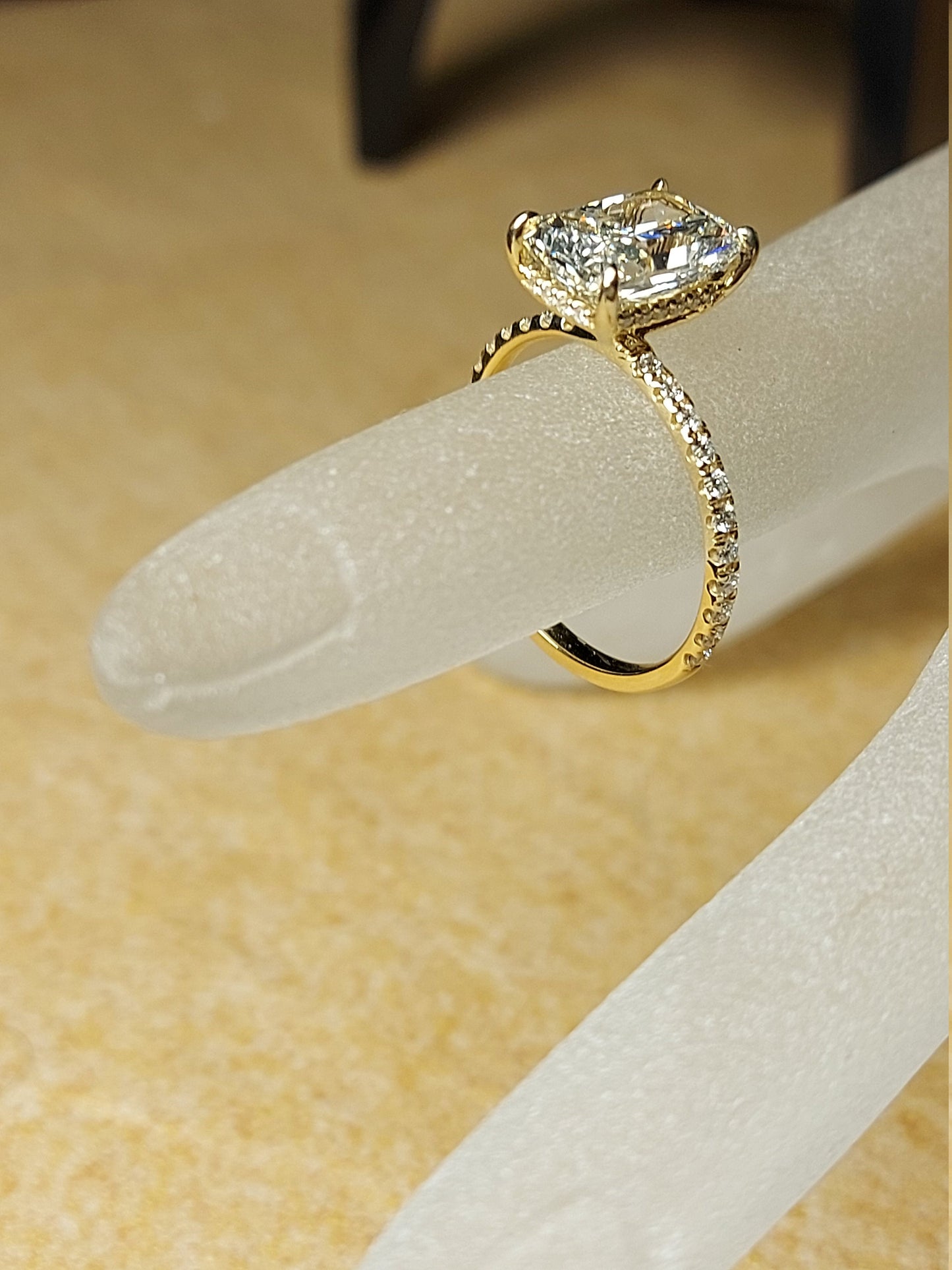 3.5 Karat IGI-zertifizierter Radiant-Labor-Diamant-Verlobungsring Solitär Radiant cut Moissanite engagement ring in 935er Argentium Silber — custom handcrafted by Forever For Love