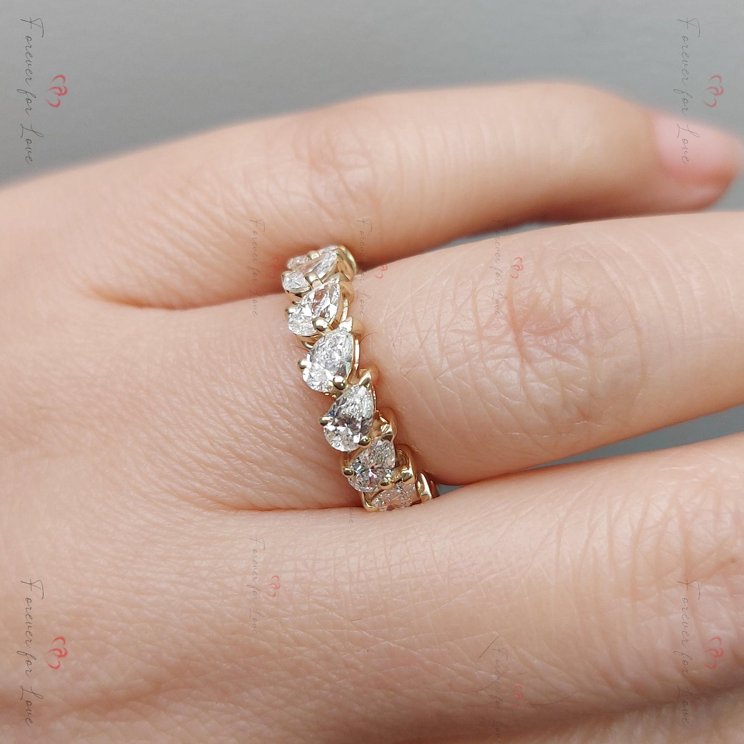 Bague Éternité Complète avec Diamants Taille Poire de Laboratoire, Certifiée, en Or Jaune, Sertie à Griffes Partagées Pear cut Moissanite taille brillant engagement ring in Gold or Platinum — custom handcrafted by Forever For Love