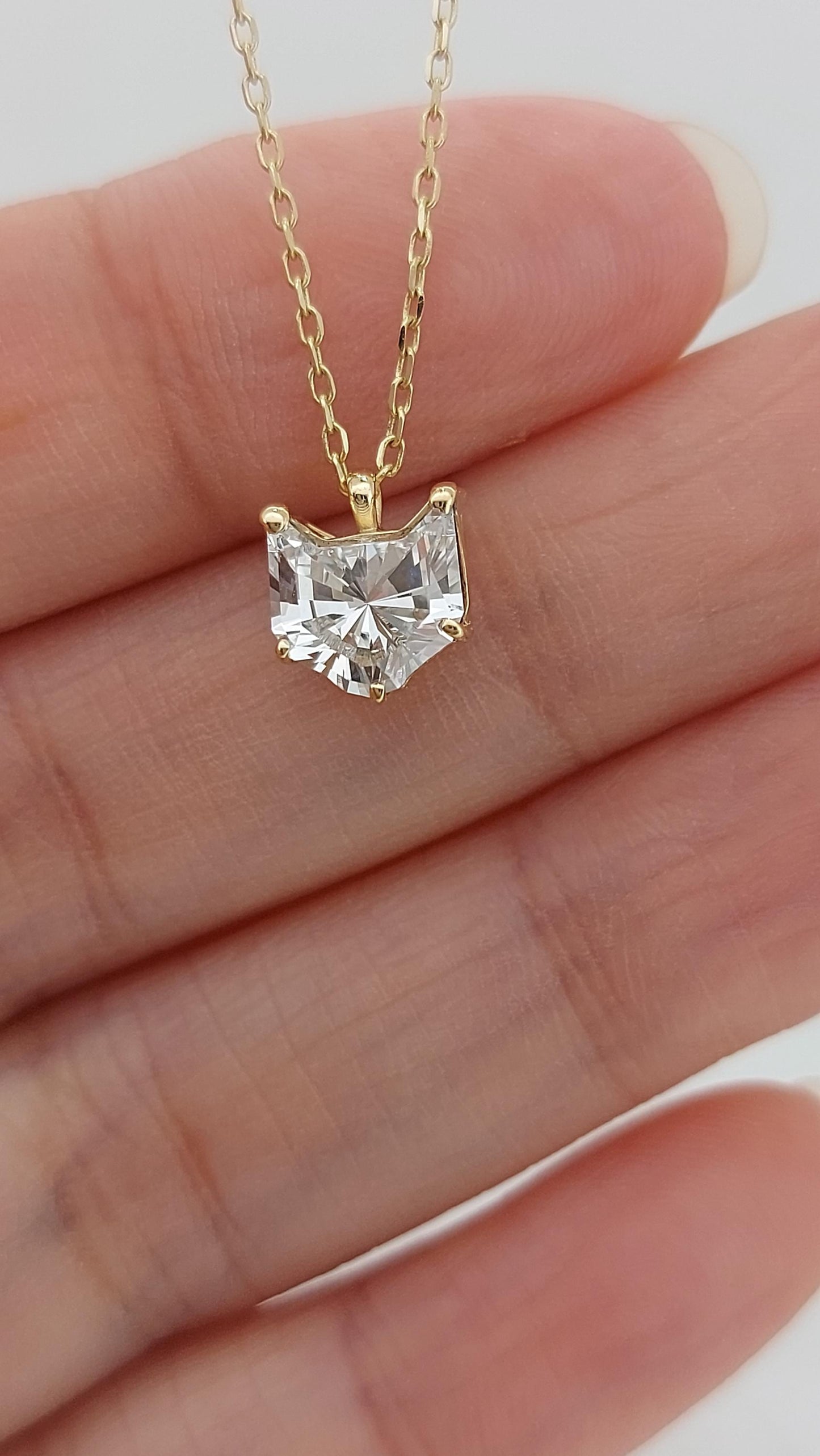 1 Karat Katzen-Diamant-Halskette, 14 Karat Gelbgold, zierlicher minimalistischer Katzenanhänger, Diamant-Halskette für Damen, besonderes Geschenk für sie. Moissanite engagement ring in Gold or Platinum — custom handcrafted by Forever For Love