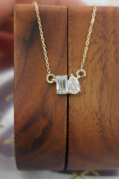 0,8 tcw Toi et Moi Diamant-Anhänger, Smaragd- und Tropfenschliff-Halskette, zierliche goldene Minimal-Halskette, Labordiamant-Geschenk für sie