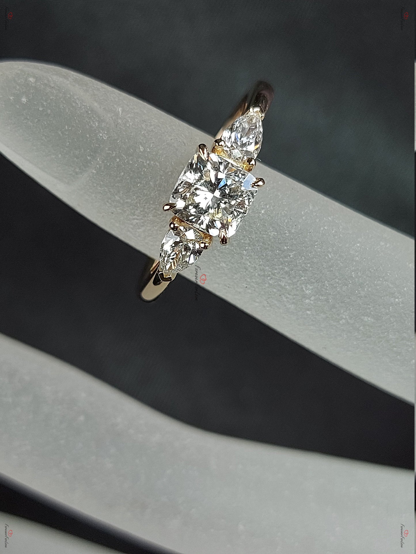 1 Karat GIA-zertifizierter Cushion-Diamant-Verlobungsring Cushion cut Moissanite engagement ring in 935 Argentium Silber — custom handcrafted by Forever For Love