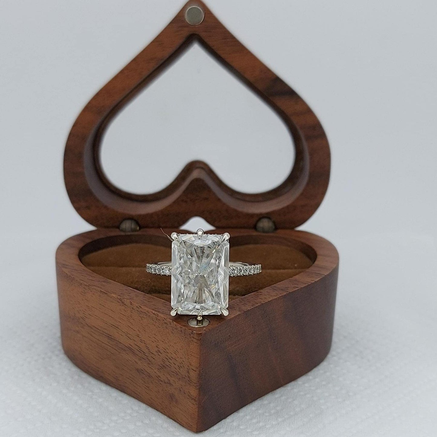 Bague de fiançailles solitaire à diamant de laboratoire radiant de 5 ct certifié IGI Radiant cut 1Ct Moissanite taille brillant engagement ring in Gold or Platinum — custom handcrafted by Forever For Love