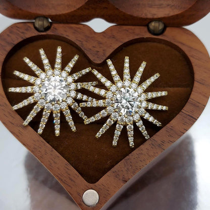 Boucles d'oreilles clous Starburst, boucles d'oreilles rondes en diamant de laboratoire pour femmes, boucles d'oreilles de mariage style floral, cadeau parfait pour elle.