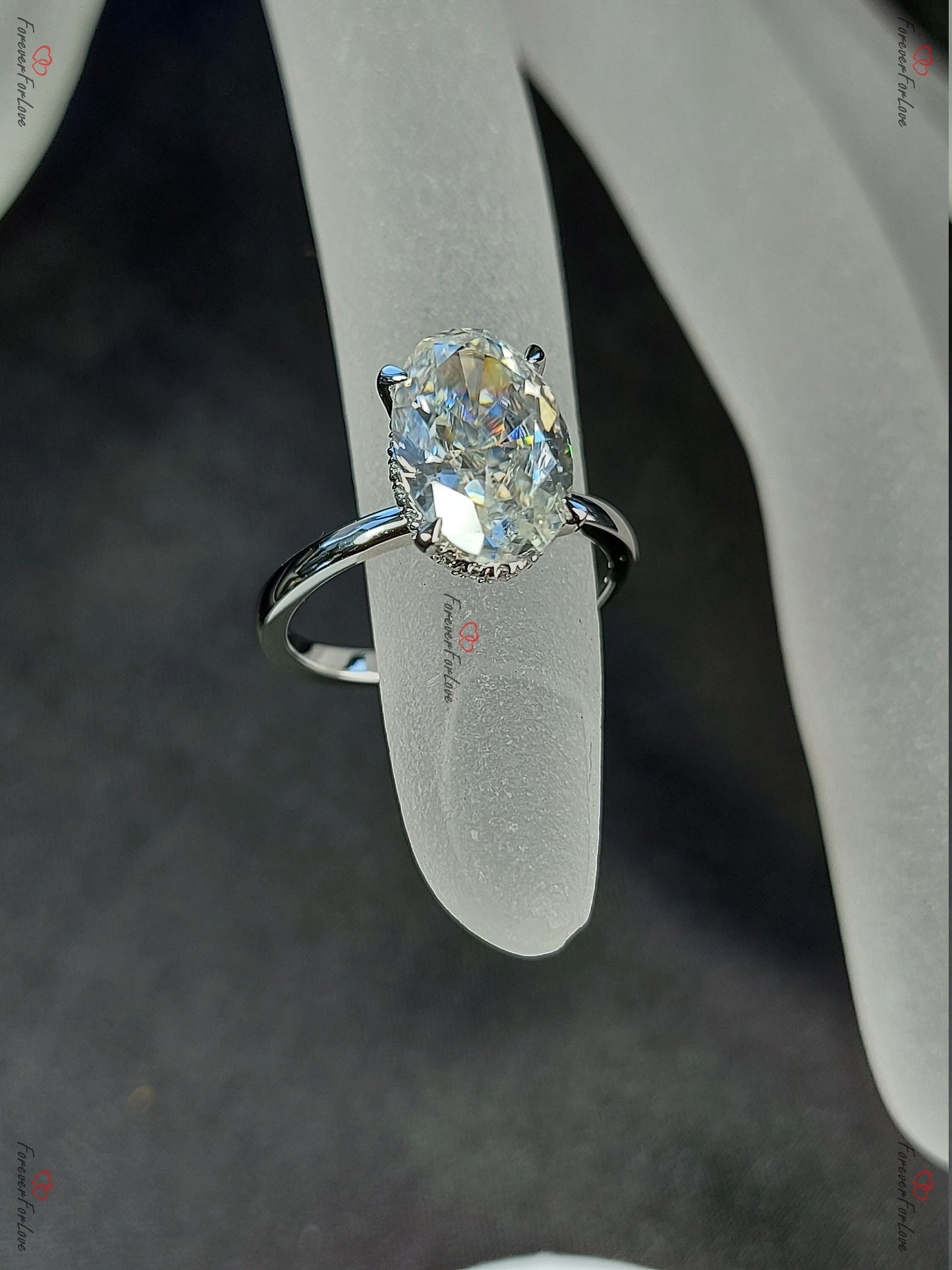 3,5 Karat ovaler Moissanit-Verlobungsring mit verstecktem Halo Oval cut Moissanite engagement ring in 935 Argentium Silber — custom handcrafted by Forever For Love