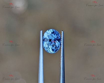 1,18 Karat unbehandelter, unbeheizter Pastellblauer Saphir Oval. Ein natürlicher, eleganter, unbeheizter, unbehandelter weißer Saphir aus Ceylon, in einem strahlenden Schliff.