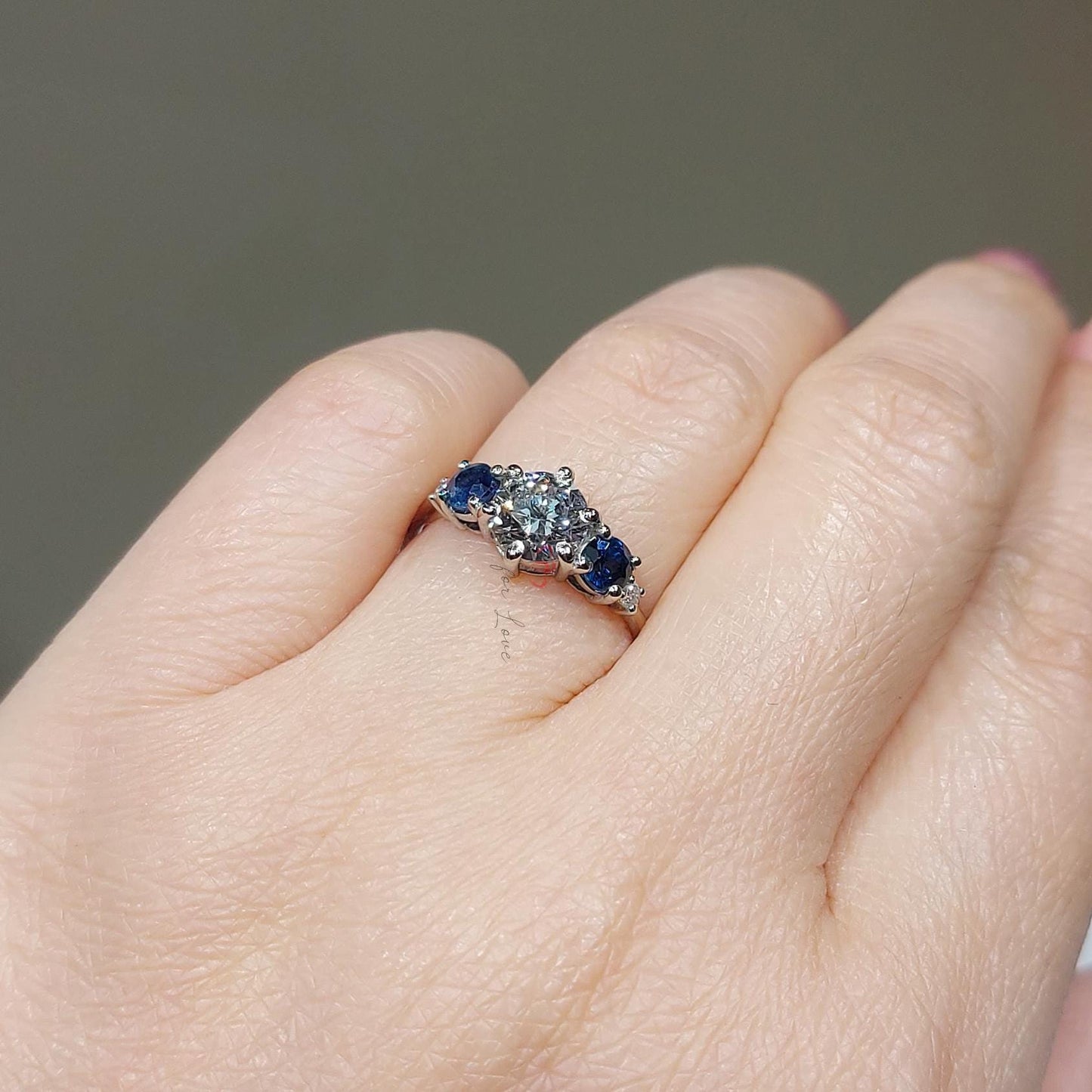 1 Karat runder Diamant, Saphir-Dreisteinring Round cut Moissanite engagement ring in Gold or Platinum — custom handcrafted by Forever For Love