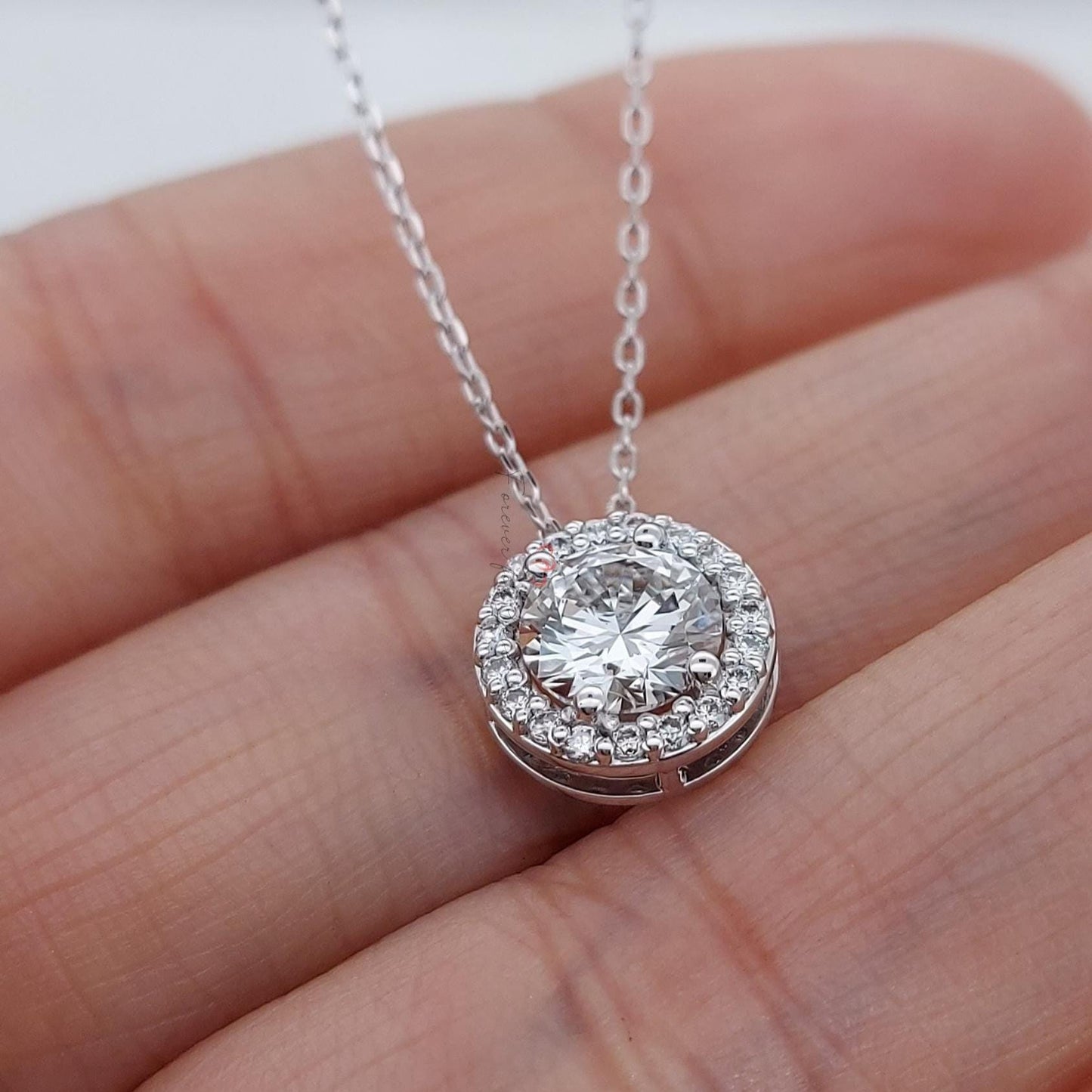 Runde Diamant-Halskette, 14 Karat Weißgold, zierliche minimalistische runde Anhänger, echte Diamant-Damen-Halskette, besonderes Geschenk für sie. Moissanite engagement ring in Gold or Platinum — custom handcrafted by Forever For Love