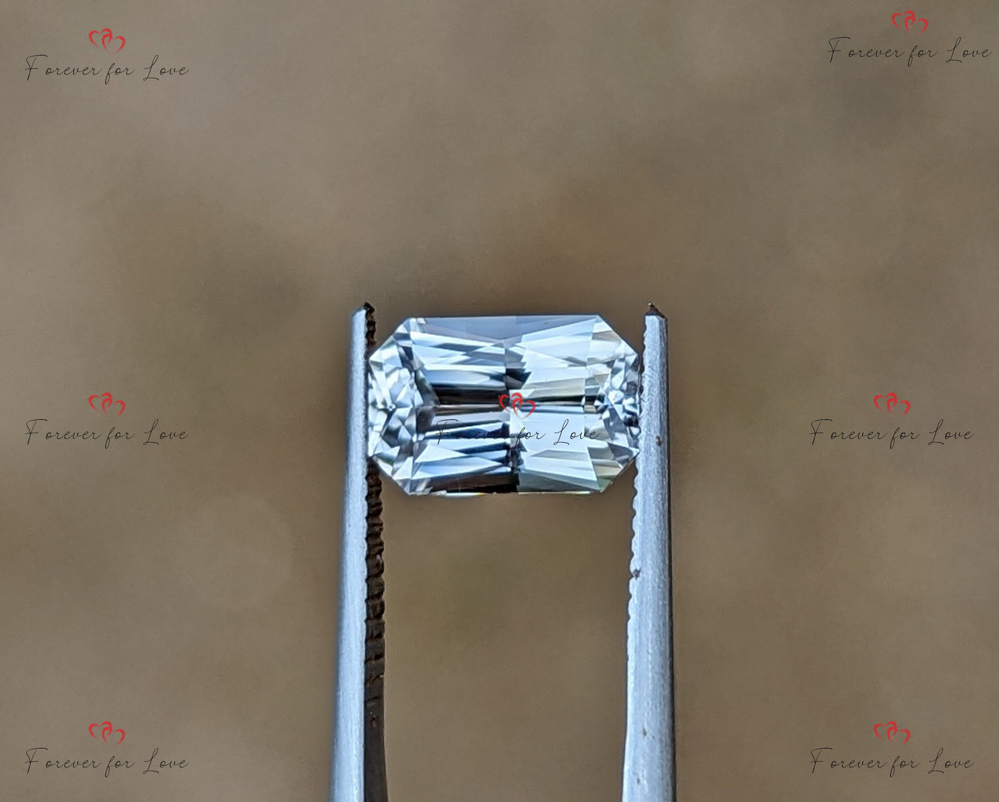 1,60 Karat unbeheizter, unbehandelter Weißer Saphir. Ein natürlicher, eleganter, unbeheizter, unbehandelter Ceylon-Saphir im Radiant-Schliff. Moissanite engagement ring in Gold or Platinum — custom handcrafted by Forever For Love
