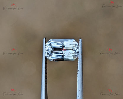 1,60 Karat unbeheizter, unbehandelter Weißer Saphir. Ein natürlicher, eleganter, unbeheizter, unbehandelter Ceylon-Saphir im Radiant-Schliff.