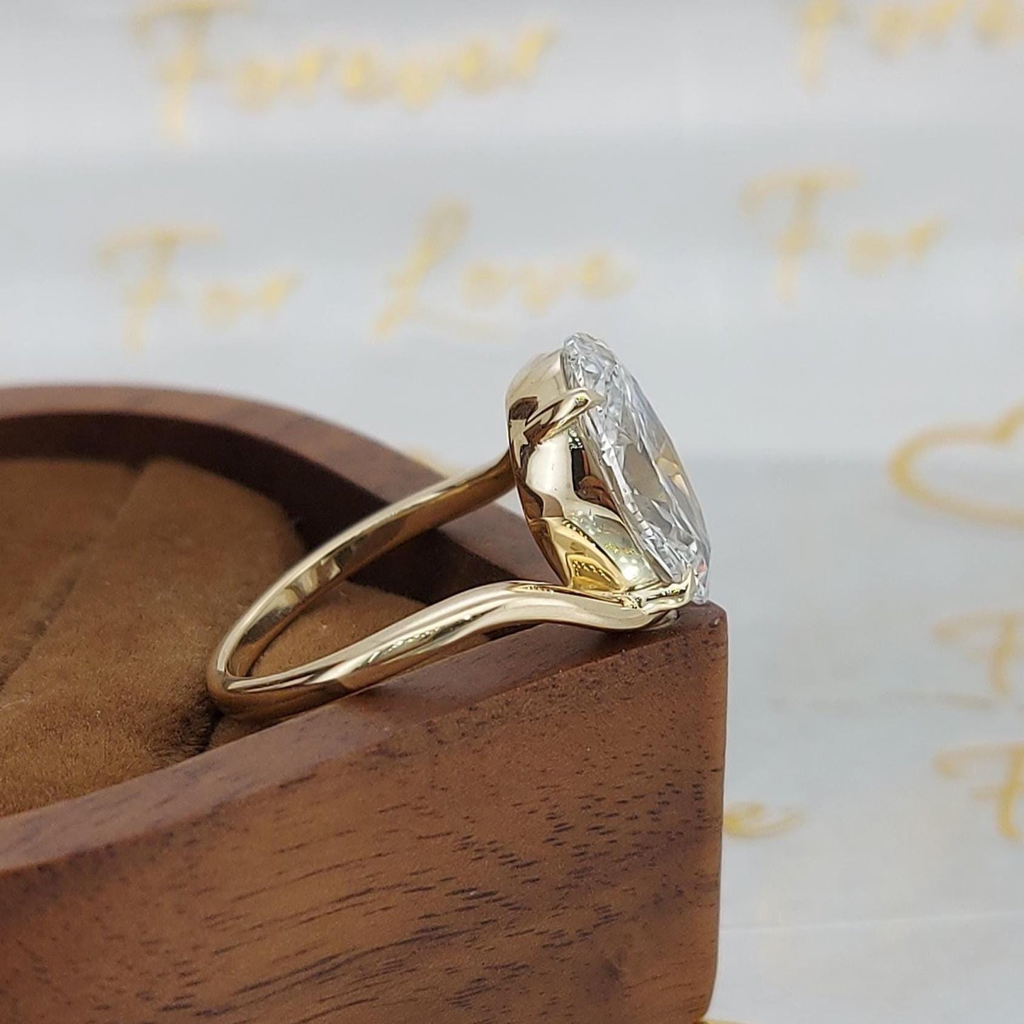 Bague de fiançailles solitaire en diamant de laboratoire ovale certifié IGI de couleur E de 4 carats Oval cut 1Ct Moissanite taille brillant engagement ring in Gold or Platinum — custom handcrafted by Forever For Love