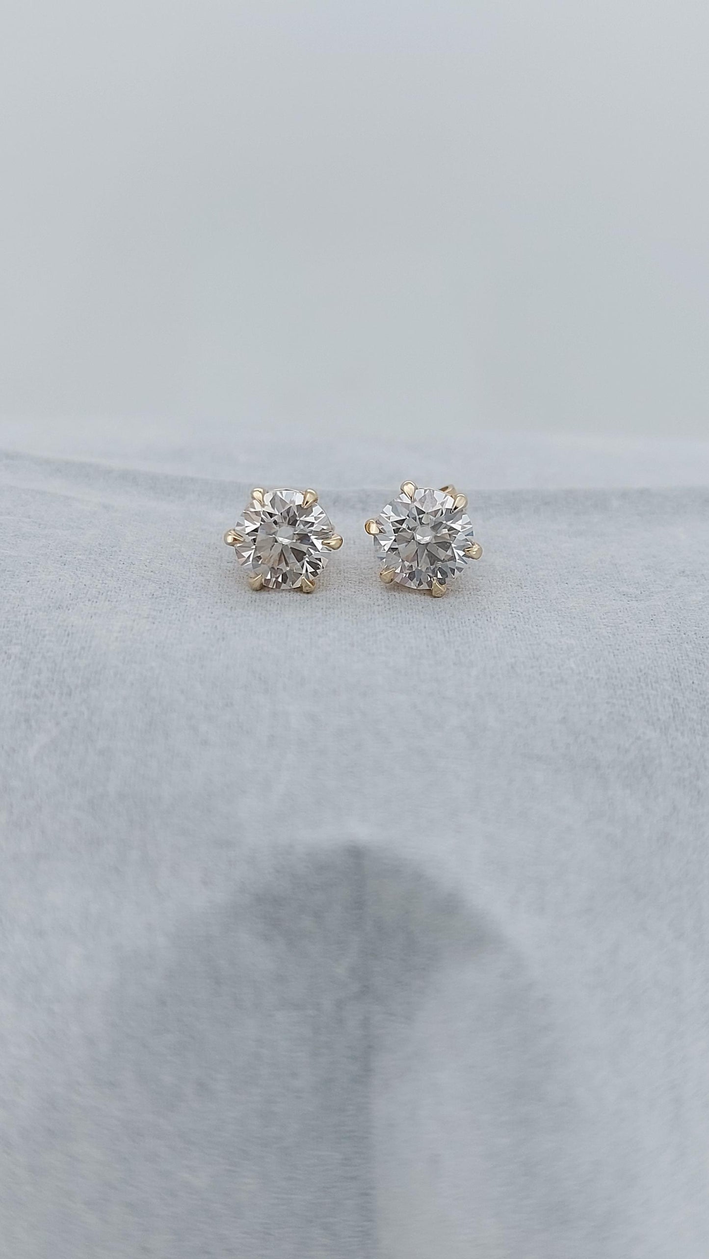 Boucles d'oreilles clous en or jaune avec diamants ronds de laboratoire totalisant 2 carats, clous en diamant, véritables clous en diamant, cadeau d'anniversaire, cadeau de Saint-Valentin pour elle Moissanite engagement ring in Gold or Platinum — custom handcrafted by Forever For Love