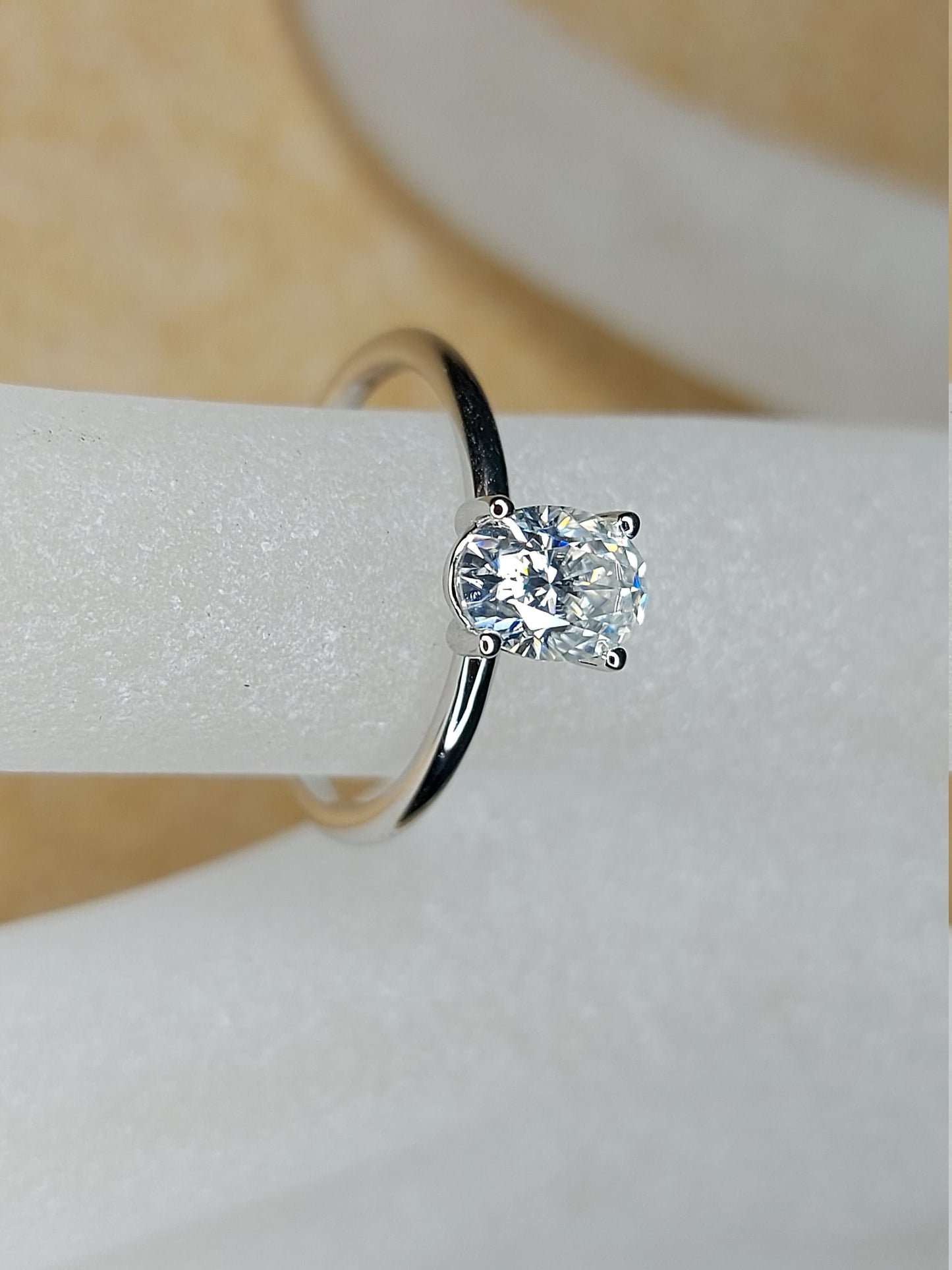 Verlobungsring mit 1 Karat ovalem Moissanit und schmaler Ringschiene Oval cut Moissanite engagement ring in 935 Argentium Silber — custom handcrafted by Forever For Love