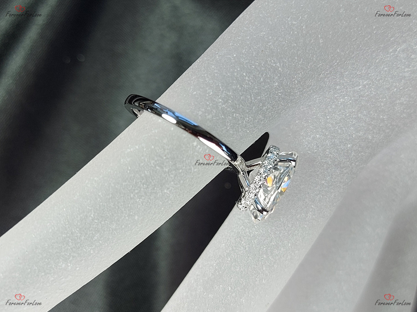 3,5 Karat ovaler Moissanit-Verlobungsring mit verstecktem Halo Oval cut Moissanite engagement ring in 935 Argentium Silber — custom handcrafted by Forever For Love