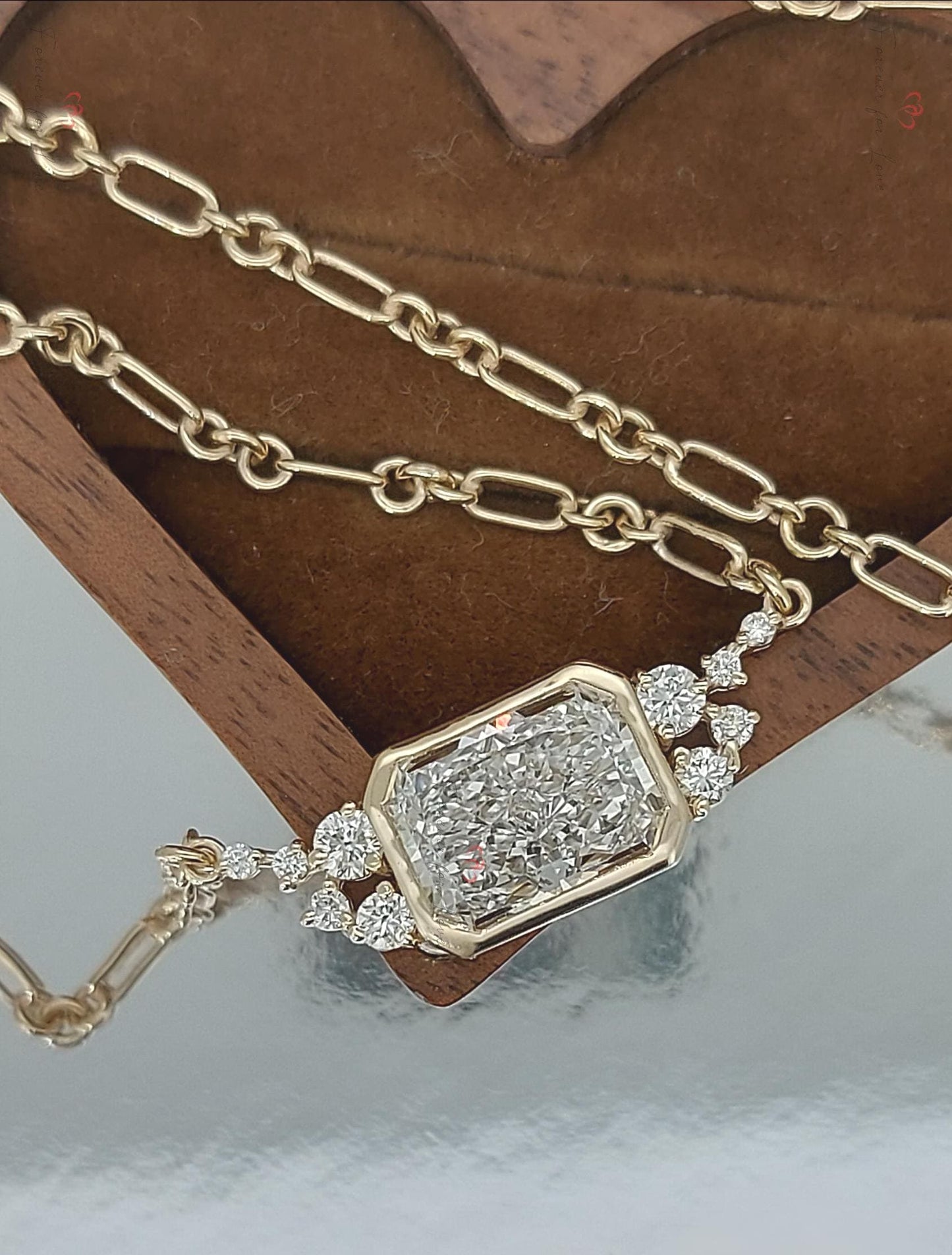 Strahlender Diamant-Solitär-Anhänger mit schwebender Fassung und 45 cm langer Gliederkette, IGI-zertifiziert, 4 Karat, F-Farbe, VS1-Klarheit, 14 Karat Gelbgold. Moissanite engagement ring in Gold or Platinum — custom handcrafted by Forever For Love