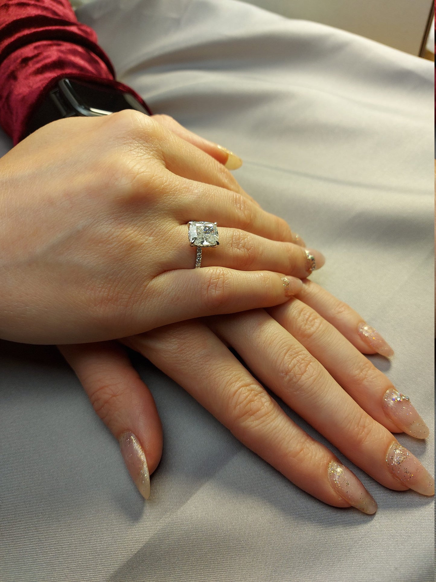 3.5 Karat Kissen-Moissanit Eternity-Ring mit verborgenem Halo Cushion cut Moissanite engagement ring in 935er Argentium Silber — custom handcrafted by Forever For Love