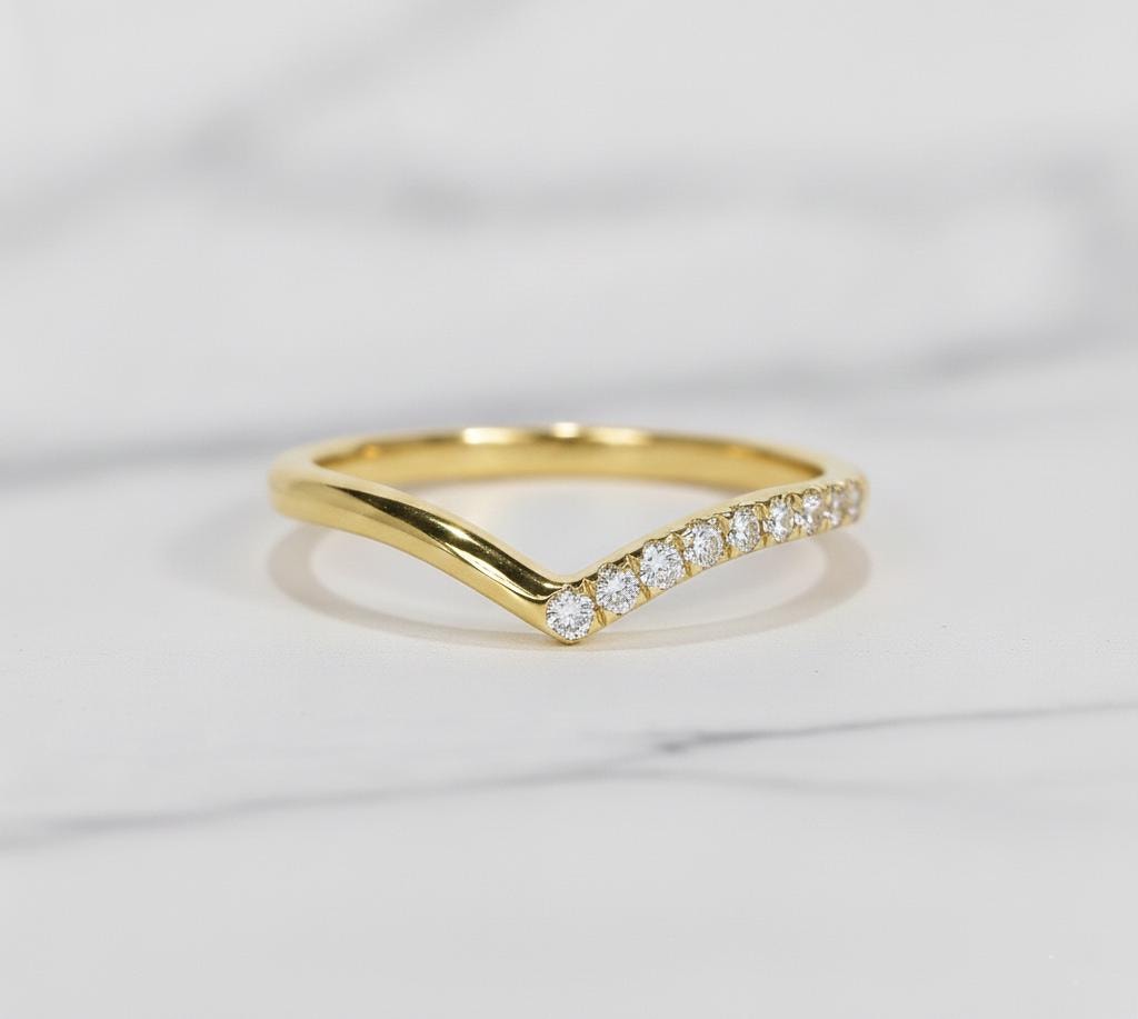 Dainty Stackable Bague en V Chevrons Ondulés Contours Vague Bague Courbée Diamants de Synthèse Alliance Assortie Mini Bague de Fiançailles Diamant Round cut Moissanite taille brillant engagement ring in Gold or Platinum — custom handcrafted by Forever For Love