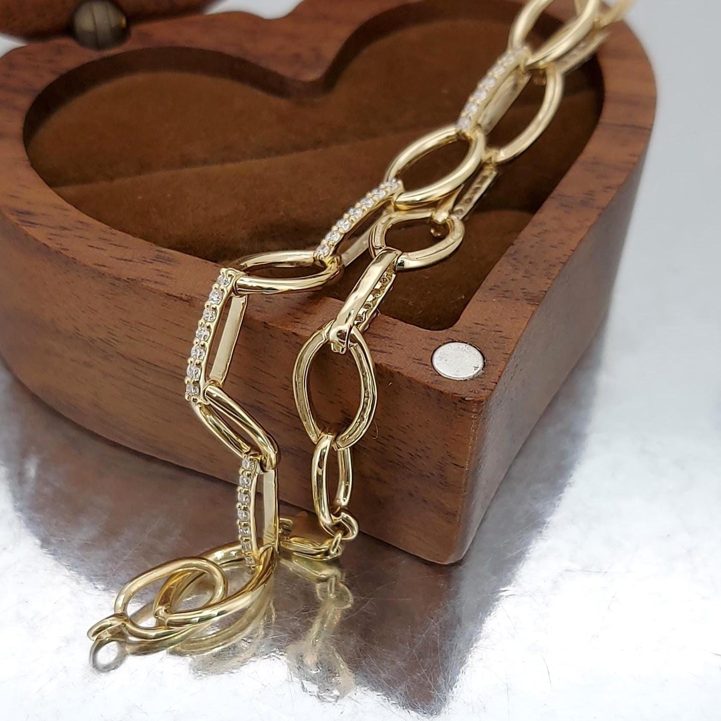 Armband aus 14 Karat Massivgold mit Büroklammerkette, zartes Goldarmband, Labor-Diamant-Pavé-Armband, Jubiläumsgeschenk für sie. Moissanite engagement ring in Gold or Platinum — custom handcrafted by Forever For Love