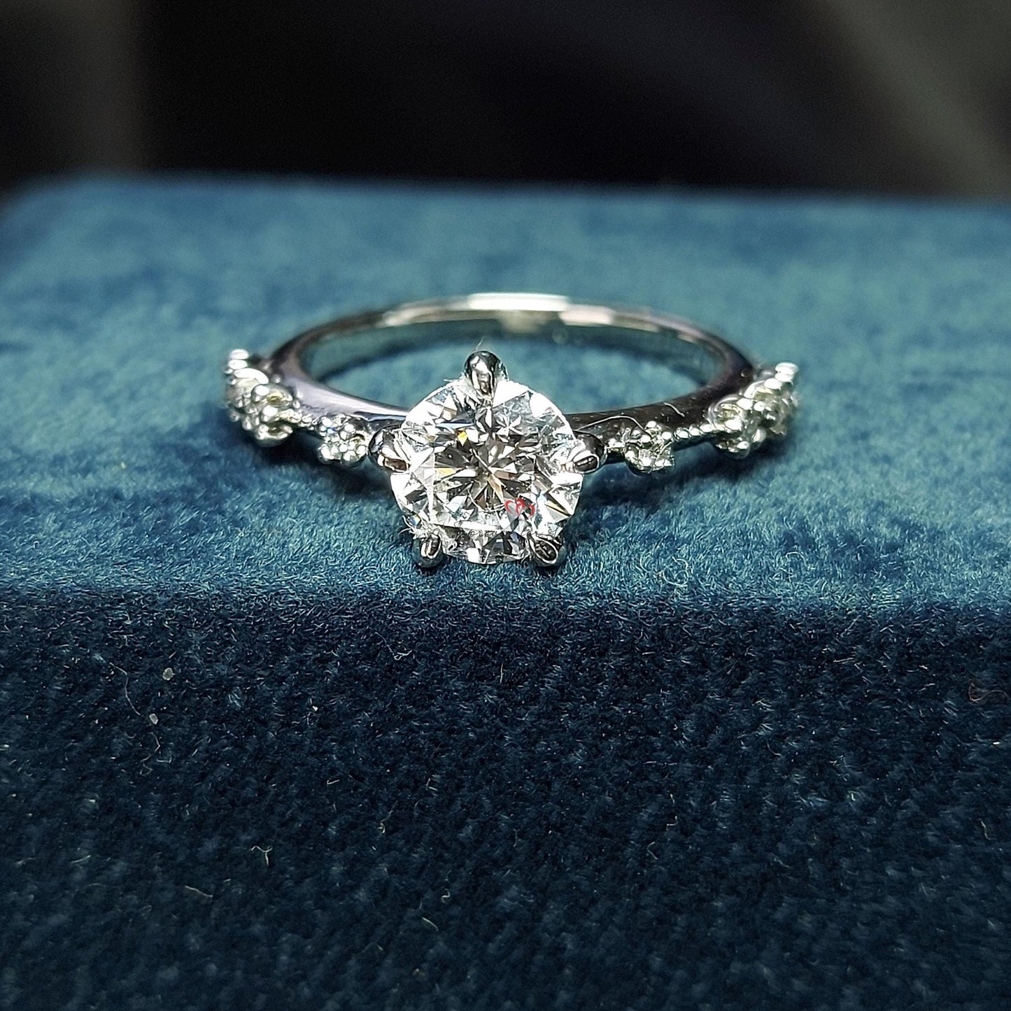 1,10 Karat runder Labor-Diamant-Verlobungsring mit drei Steinen Round cut Moissanite engagement ring in Gold or Platinum — custom handcrafted by Forever For Love
