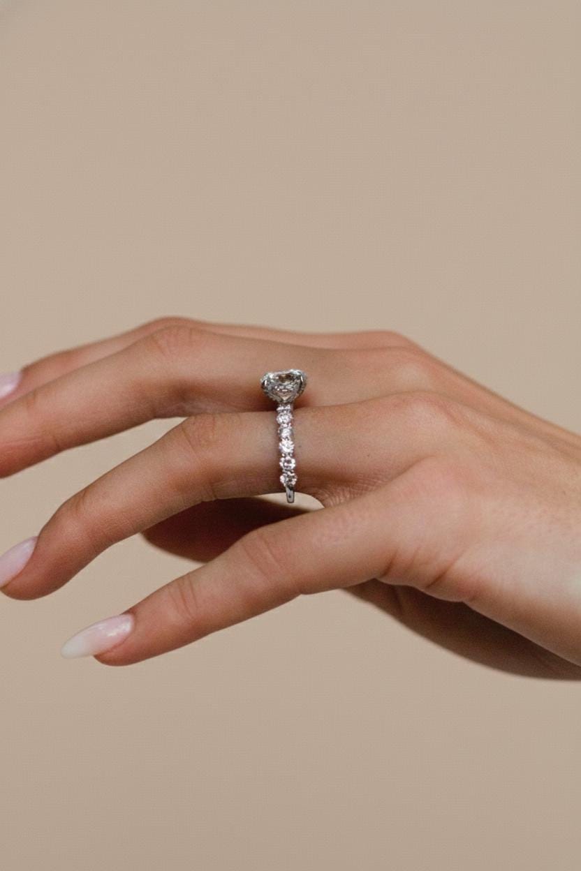 Verlobungsring mit rundem 5,2 Karat IGI-zertifiziertem Labor-Diamanten Round cut Moissanite engagement ring in 935 Argentium Silber — custom handcrafted by Forever For Love