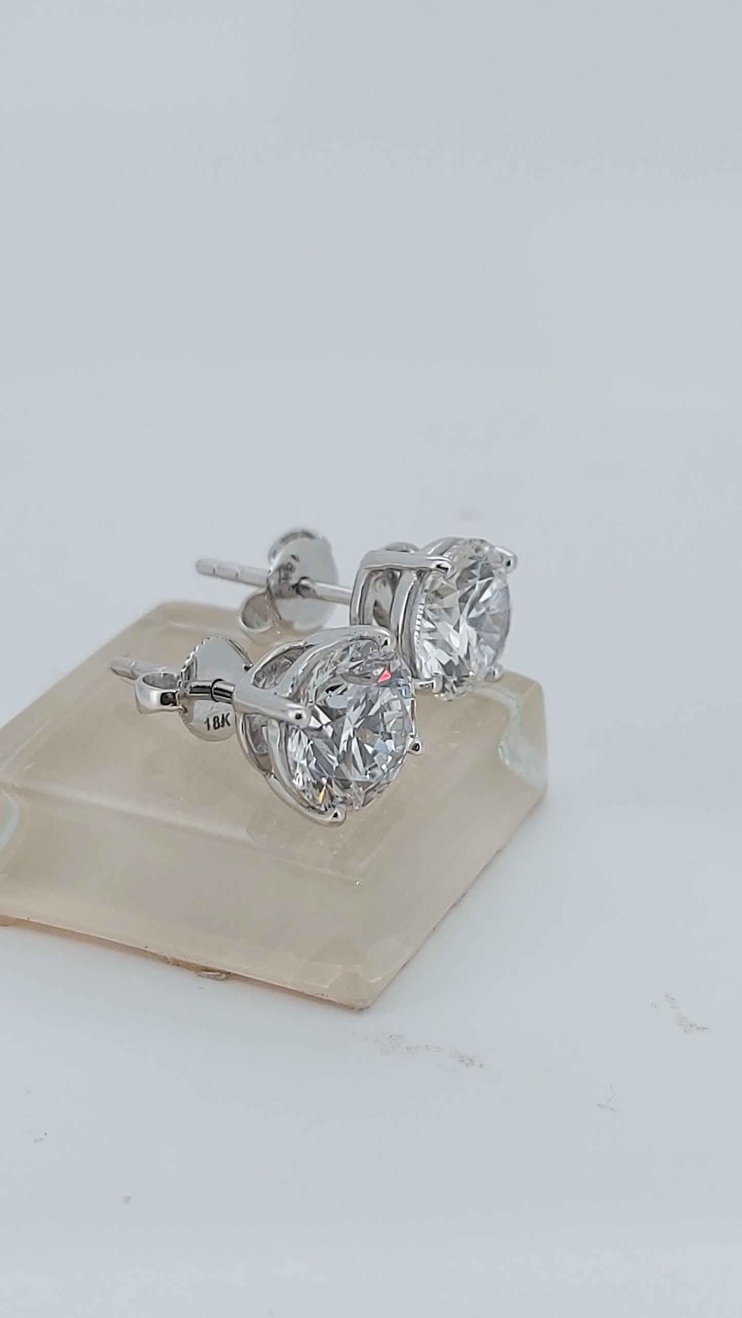 Boucles d'oreilles clous rondes en or blanc avec diamants de laboratoire totalisant 4 carats, clous de diamants, véritables clous de diamants pour anniversaire, cadeau de Saint-Valentin pour elle 0,5 carat Moissanite engagement ring in Gold or Platinum — custom handcrafted by Forever For Love