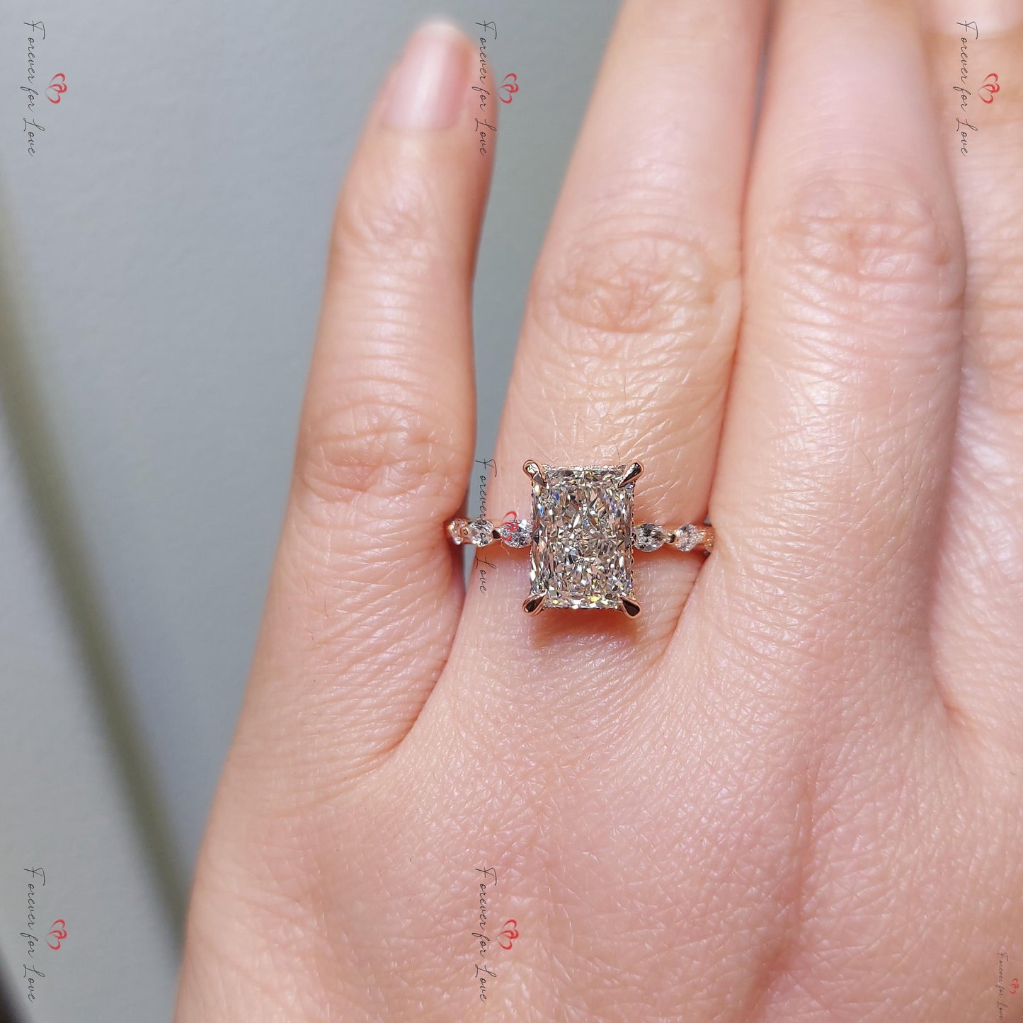 Bague de fiançailles en diamant radiant de laboratoire certifié IGI de 2,5 carats Radiant cut Moissanite Taille Brillant engagement ring in Gold or Platinum — custom handcrafted by Forever For Love