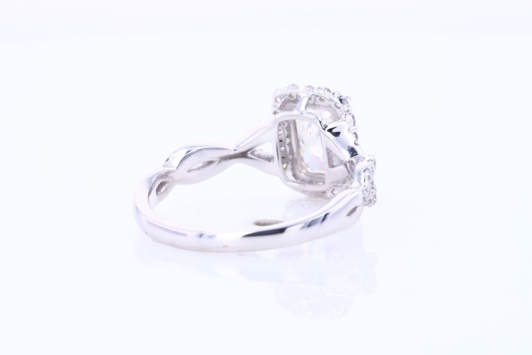 IGI-zertifizierter Verlobungsring mit Radiant-Diamant und Halo Radiant cut Moissanite engagement ring in 935 Argentium Silber — custom handcrafted by Forever For Love