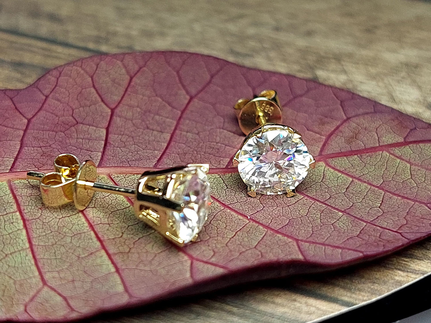 Ohrstecker aus massivem Gold Moissanit, Goldohrringe für den Alltag mit Schraubverschluss, brillant runder Schliff, Brautjungfern-Ohrringe, Geburtstagsgeschenke für sie Moissanite engagement ring in Gold or Platinum — custom handcrafted by Forever For Love