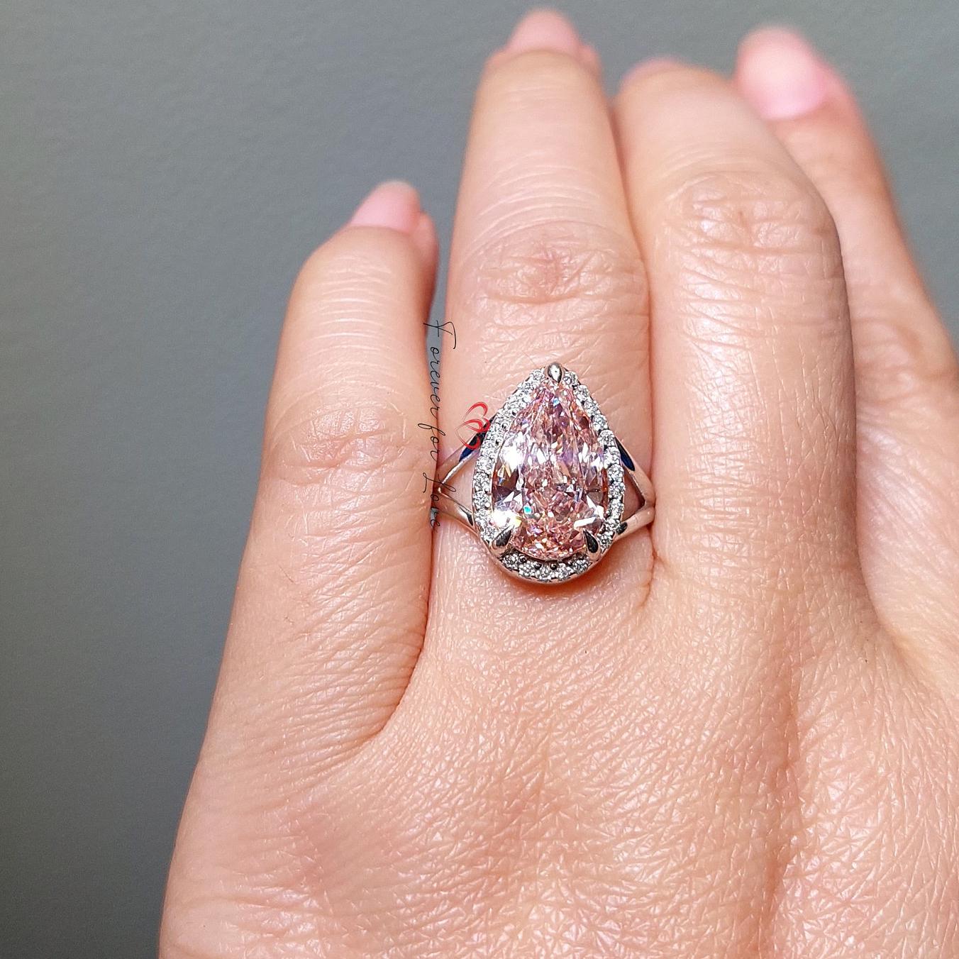 5 Karat Birnenförmiger Labor-Diamant Verlobungsring Pear cut Moissanite engagement ring in 935er Argentium Silber — custom handcrafted by Forever For Love
