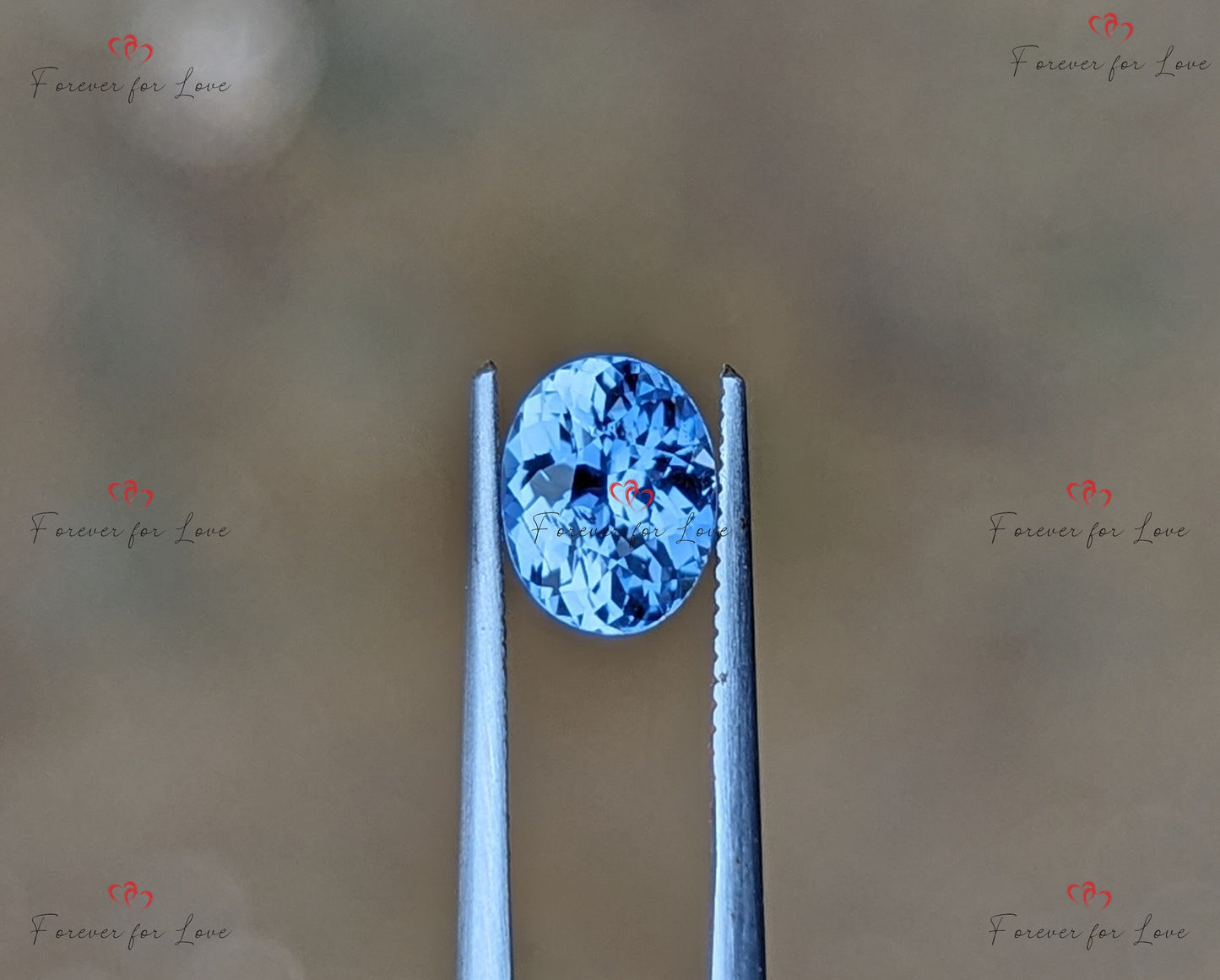 1,18 Karat unbehandelter, unbeheizter Pastellblauer Saphir Oval. Ein natürlicher, eleganter, unbeheizter, unbehandelter weißer Saphir aus Ceylon, in einem strahlenden Schliff. Moissanite engagement ring in Gold or Platinum — custom handcrafted by Forever For Love