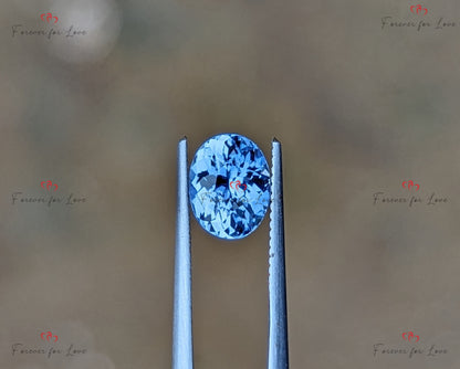 1,18 Karat unbehandelter, unbeheizter Pastellblauer Saphir Oval. Ein natürlicher, eleganter, unbeheizter, unbehandelter weißer Saphir aus Ceylon, in einem strahlenden Schliff.