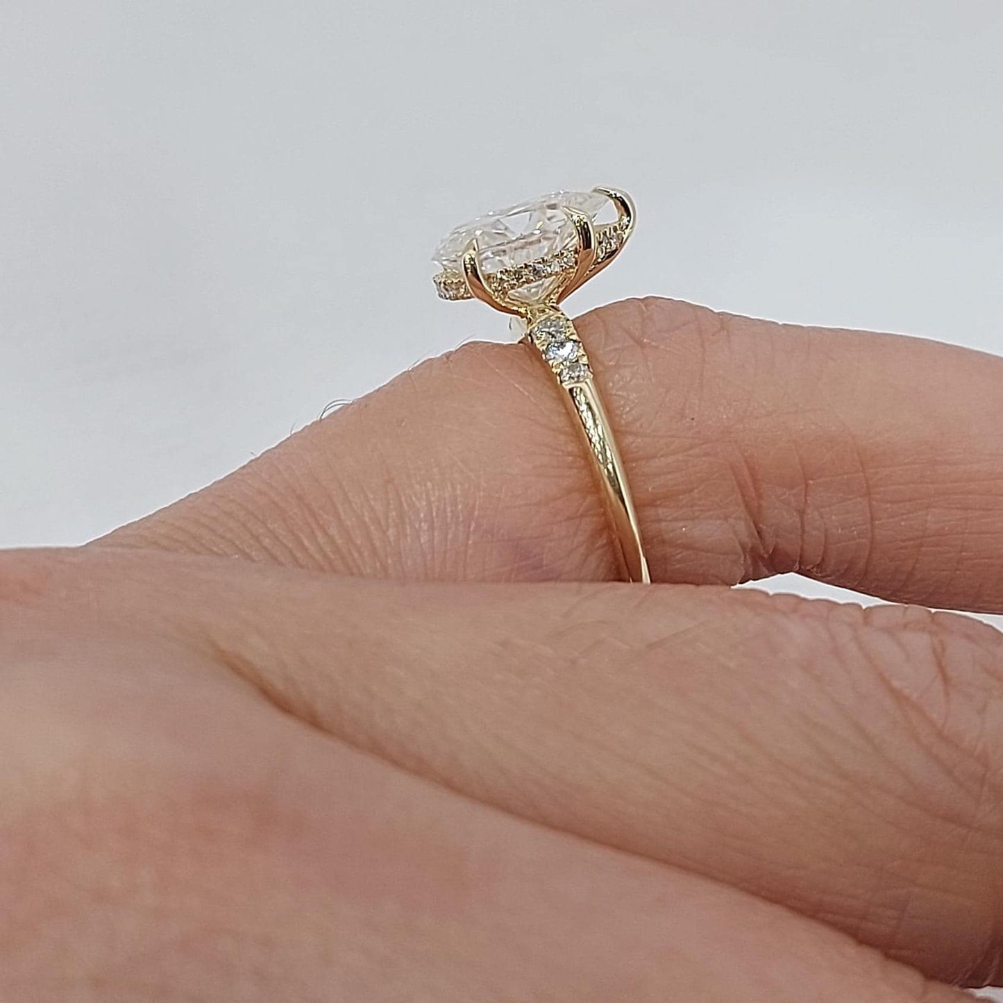 Bague de fiançailles en forme de poire, bague de fiançailles en moissanite 2 carats en or massif, bague de fiançailles poire allongée, bague de fiançailles moderne. Pear cut 1Ct Moissanite taille brillant engagement ring in Gold or Platinum — custom handcrafted by Forever For Love