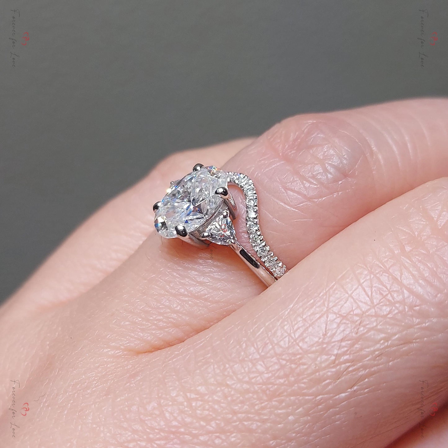 1,5 Karat ovaler Moissanit-Verlobungsring mit Akzentsteinen Oval cut Moissanite engagement ring in 935er Argentium Silber — custom handcrafted by Forever For Love