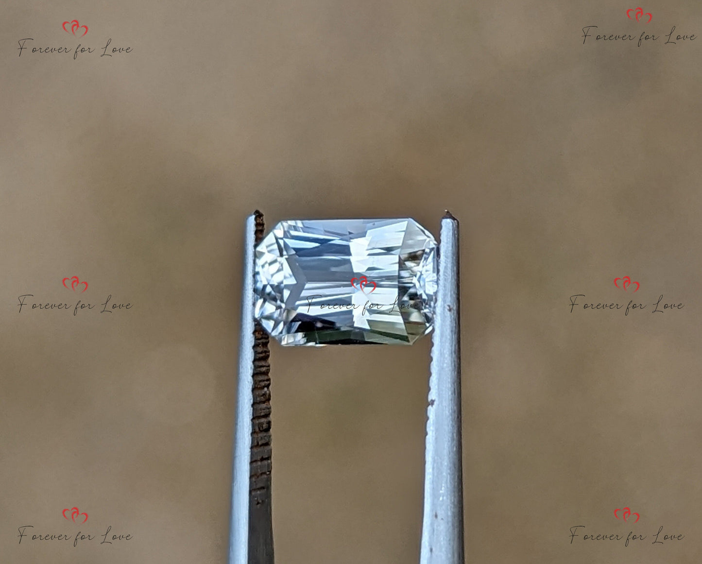 1,60 Karat unbeheizter, unbehandelter Weißer Saphir. Ein natürlicher, eleganter, unbeheizter, unbehandelter Ceylon-Saphir im Radiant-Schliff. Moissanite engagement ring in Gold or Platinum — custom handcrafted by Forever For Love