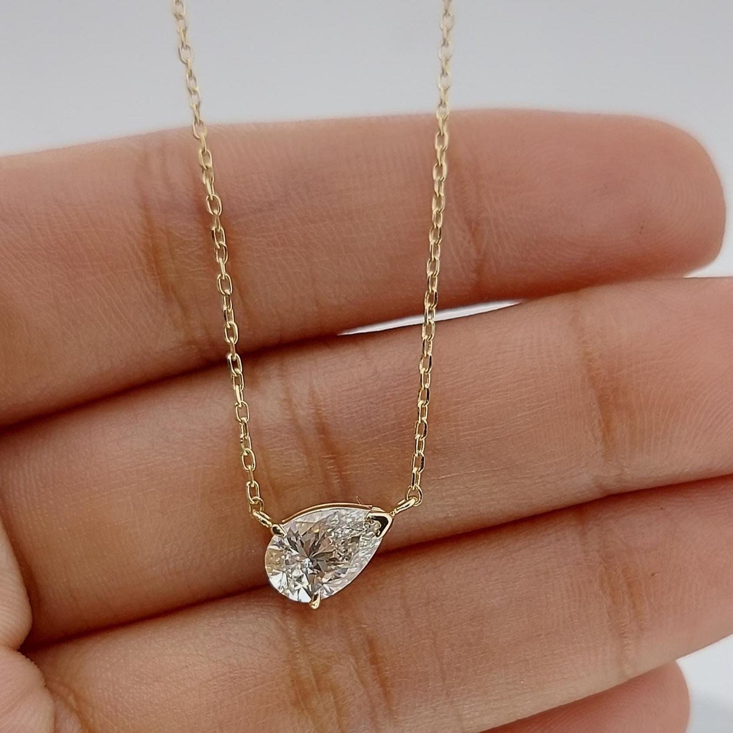 1 Karat Birnendiamant-Halskette, 14 Karat Gelbgold, zarte minimalistische Birnen-Anhänger, Labordiamant-Damen-Halskette, besonderes Geschenk für sie. Moissanite engagement ring in Gold or Platinum — custom handcrafted by Forever For Love