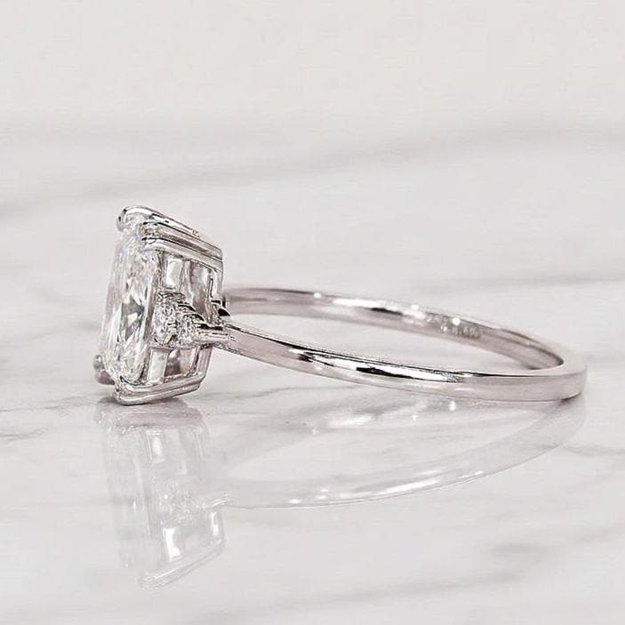 Laborgefertigter Diamant-Verlobungsring IGI-zertifizierter E VVS2 Diamant Antragsring Radiant-Schliff Diamantring für Damen Solitärring Radiant cut Moissanite engagement ring in 935er Argentium Silber — custom handcrafted by Forever For Love