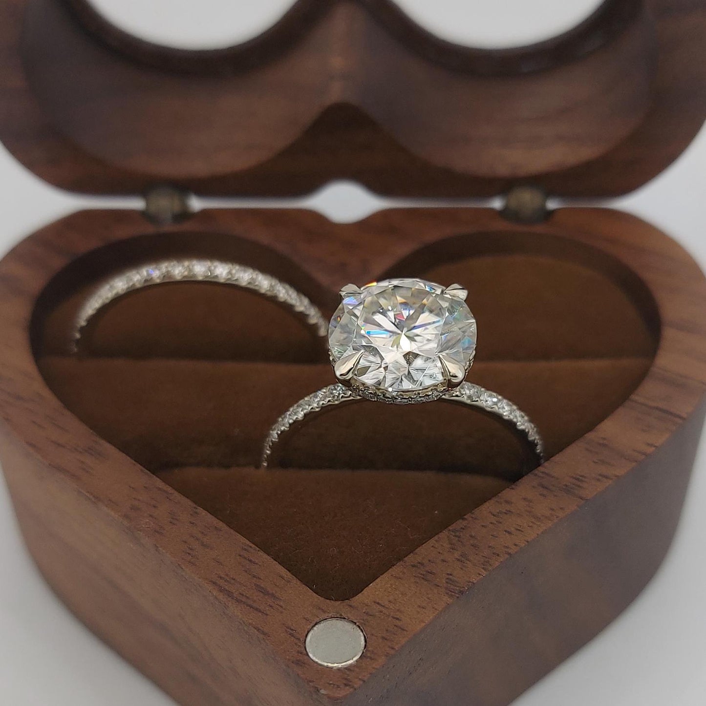 Bague de fiançailles solitaire en diamant de laboratoire rond certifié IGI de 4 carats Round cut Moissanite taille brillant engagement ring in Gold or Platinum — custom handcrafted by Forever For Love